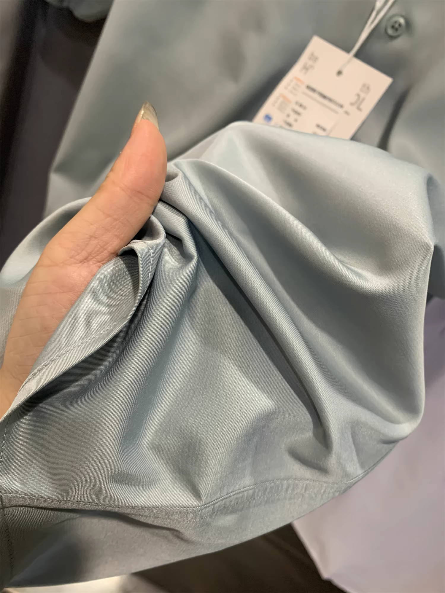 Don Quixote có chất lượng tốt nhất! Áo sơ mi nam mùa hè chất liệu mềm mại, màu trơn, kiểu dáng đơn giản, thời trang.