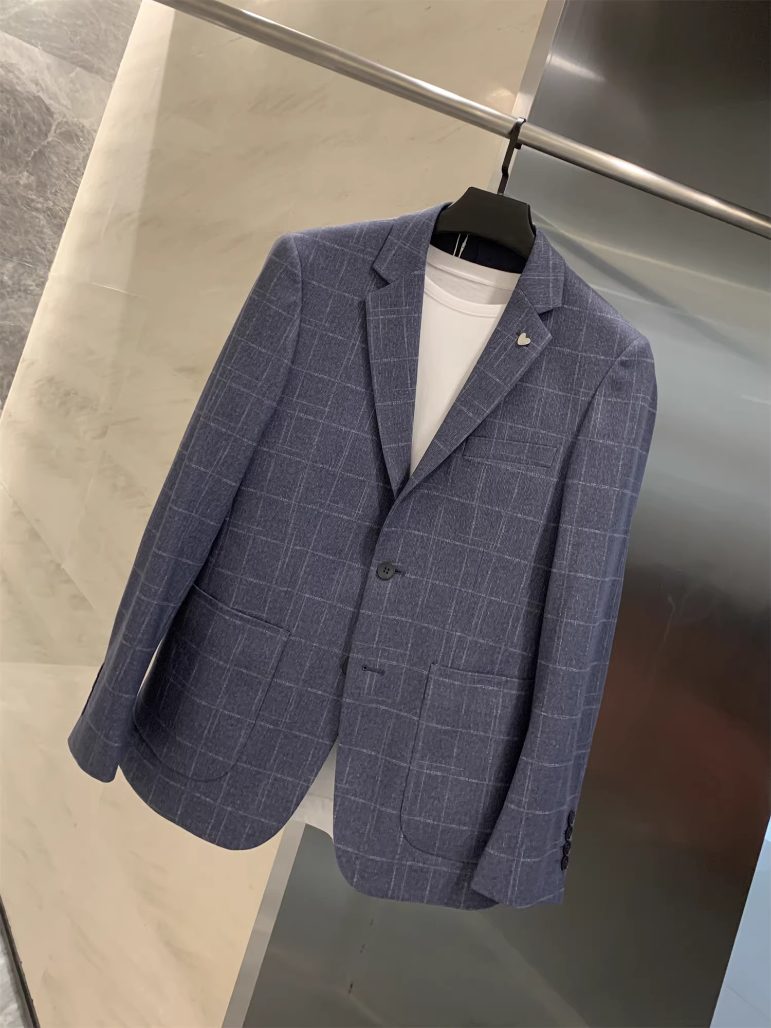 Don Quixote dòng H! Họa tiết kẻ ô đơn giản tinh tế! Bộ vest nam đơn hàng nút, phong cách công sở lịch lãm mùa xuân thu.