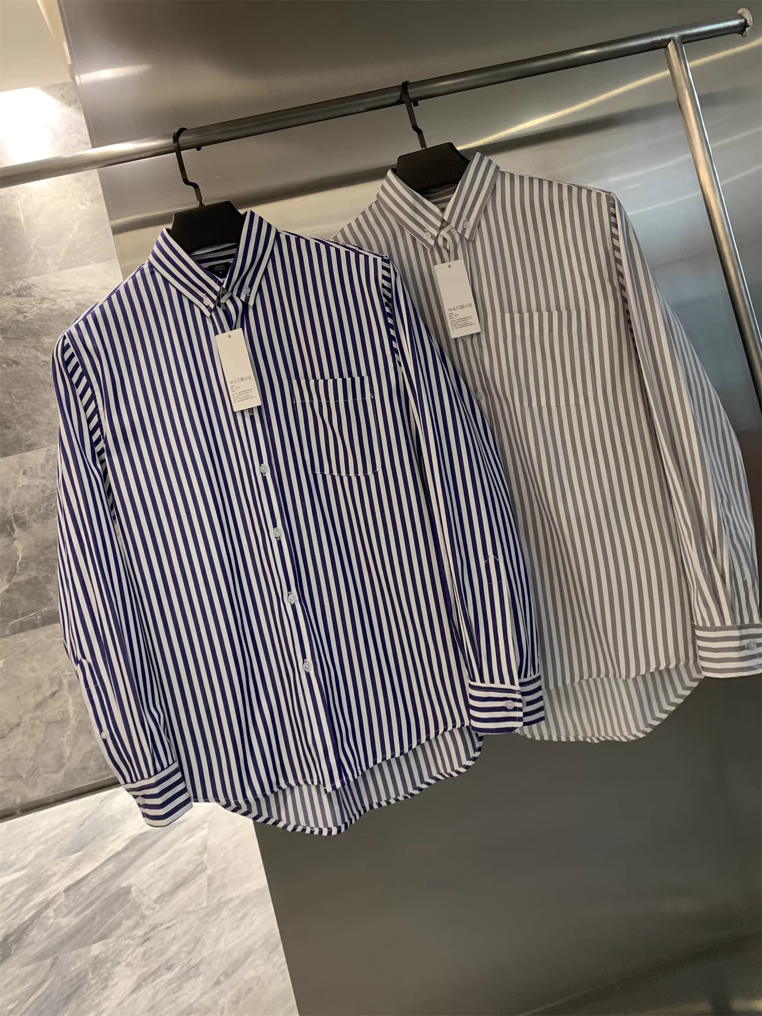 Món đồ không thể thiếu của người yêu thích Don Quixote! Áo sơ mi dài tay có cổ, chất liệu cotton dài sợi, vân sọc dọc, thoáng khí, unisex.