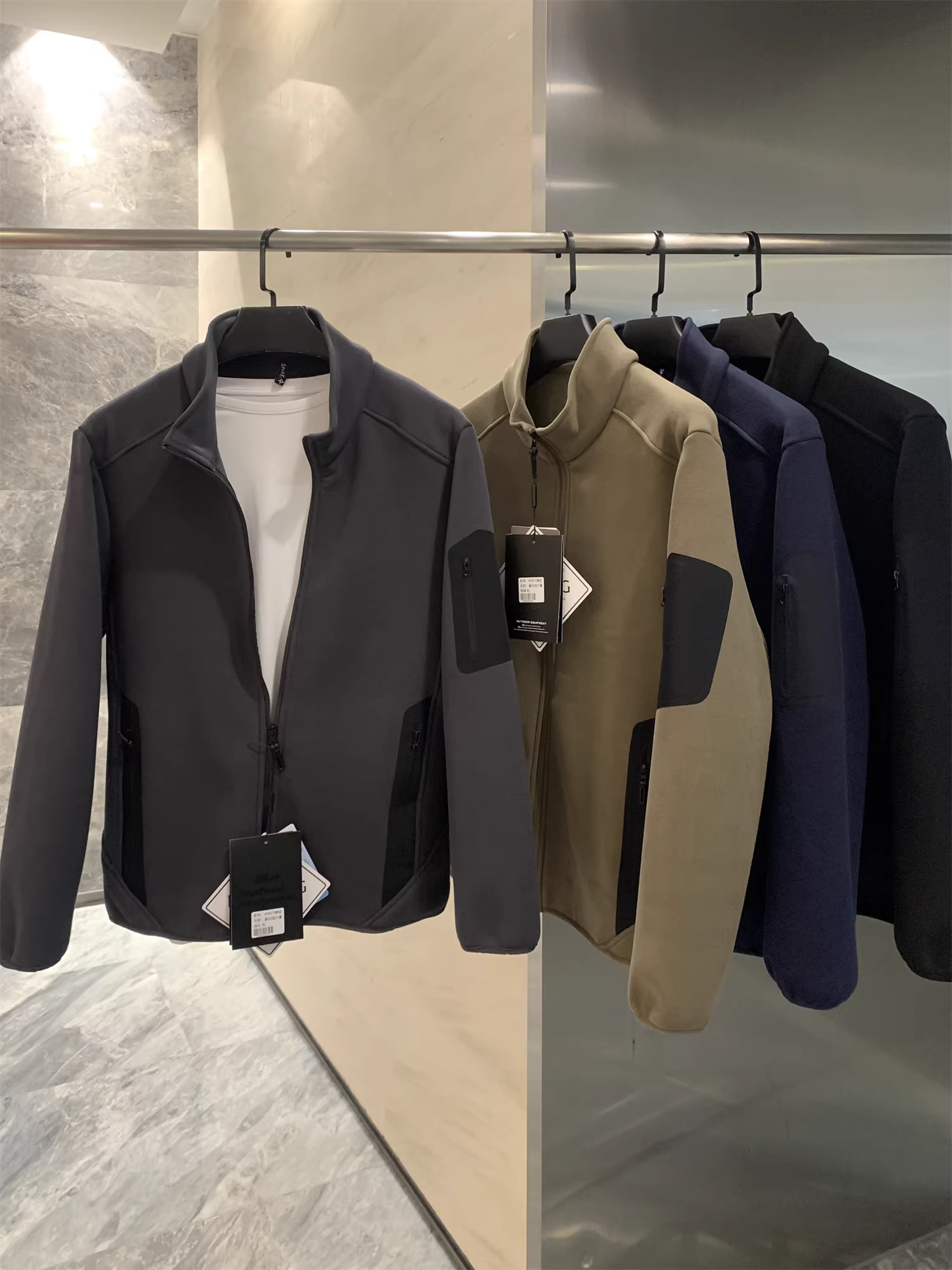 Công nghệ lông cừu hai mặt ngoài trời Don Quixote! Túi được may kín! Áo khoác cổ đứng mùa thu đông ấm áp và thân thiện với làn da.