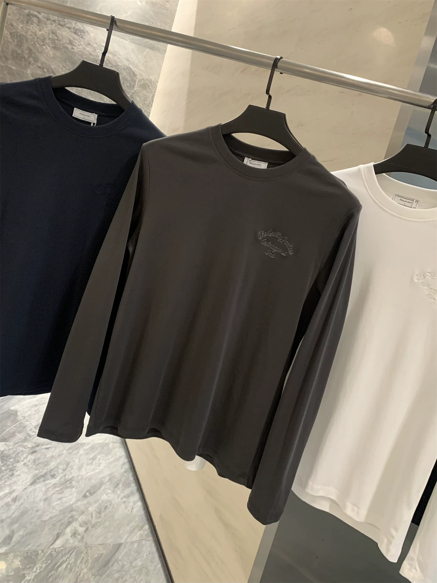 Đơn đặt hàng của công ty Don Quixote ODM! Thân thiện với da và thoáng khí! Áo thun dài tay trơn màu cổ tròn, thêu họa tiết, mặc như lớp lót.