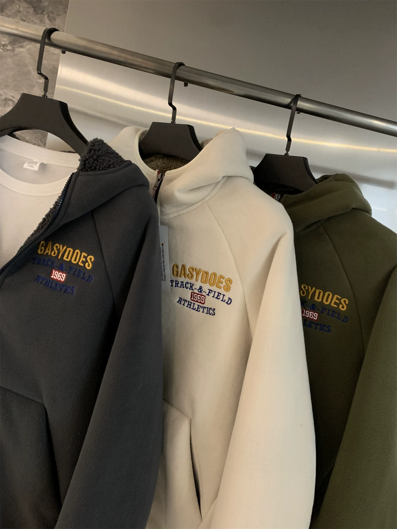 Áo khoác nỉ có mũ trùm đầu kiểu Mỹ Don Quixote! Dày dặn và lót lông! Áo khoác nỉ có mũ trùm đầu thêu tinh xảo dành cho nam.