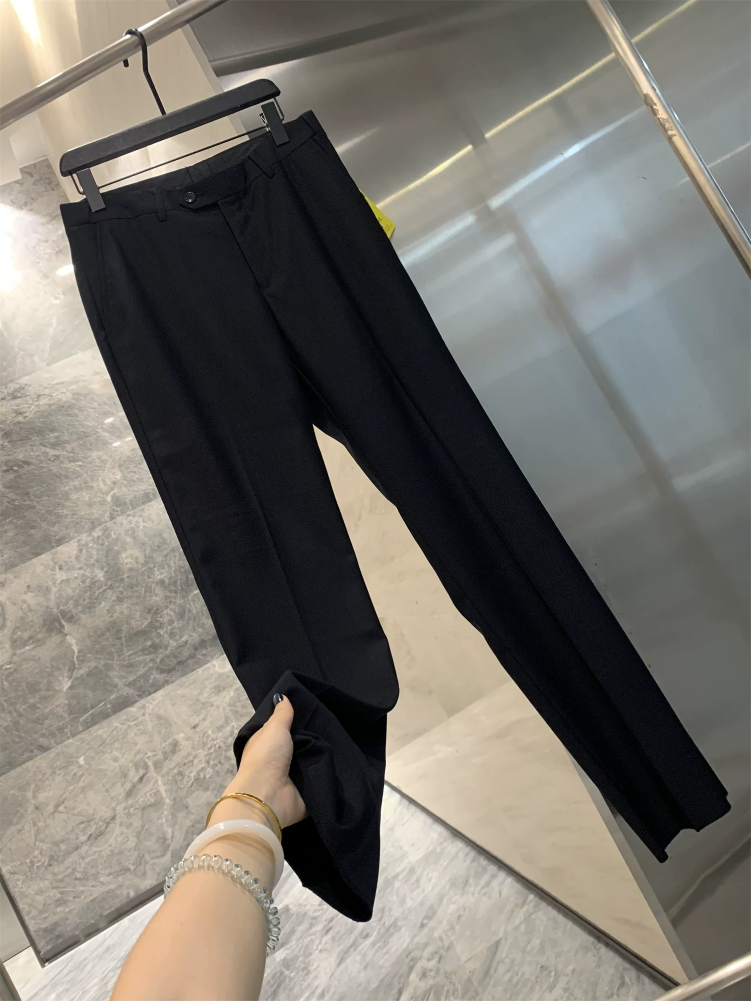 Don Quixote dòng B là sự kết hợp giữa sang trọng nhẹ nhàng và sự thoải mái! Có bán tại các cửa hàng với giá 17900! Được làm từ len worsted của Ý! Quần âu lịch sự, quần tây nam.