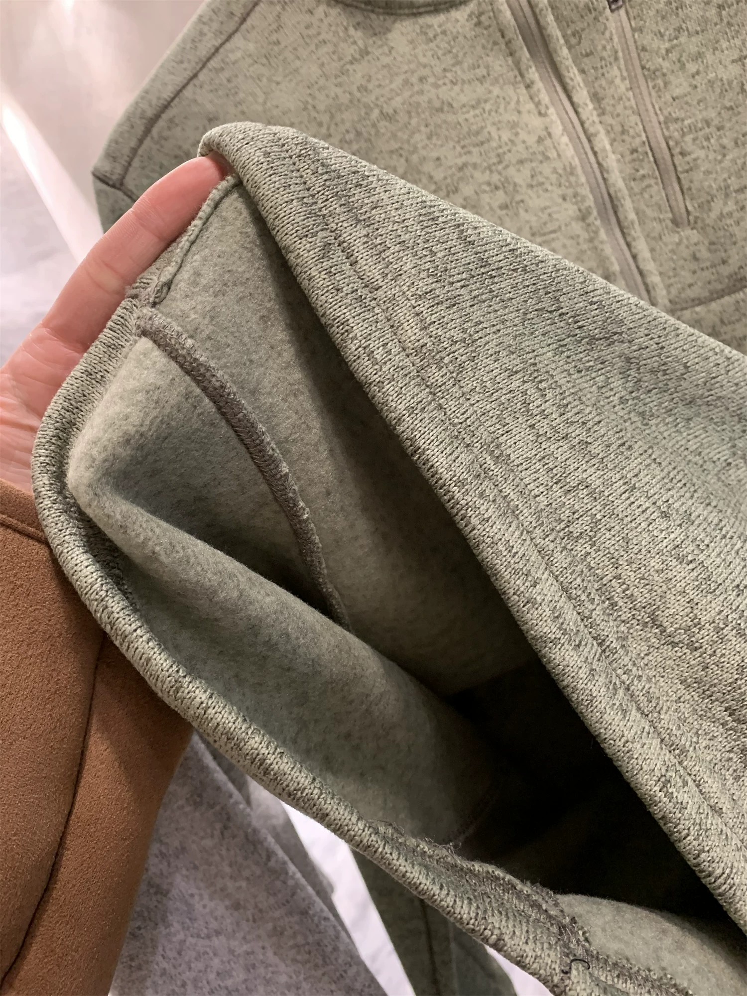 Don Quixote Khuyến mãi lớn ngoài trời! Áo len dệt kim cationic họa tiết hoa mùa thu đông, kiểu dáng thường ngày, cổ đứng nửa khóa kéo, tay dài