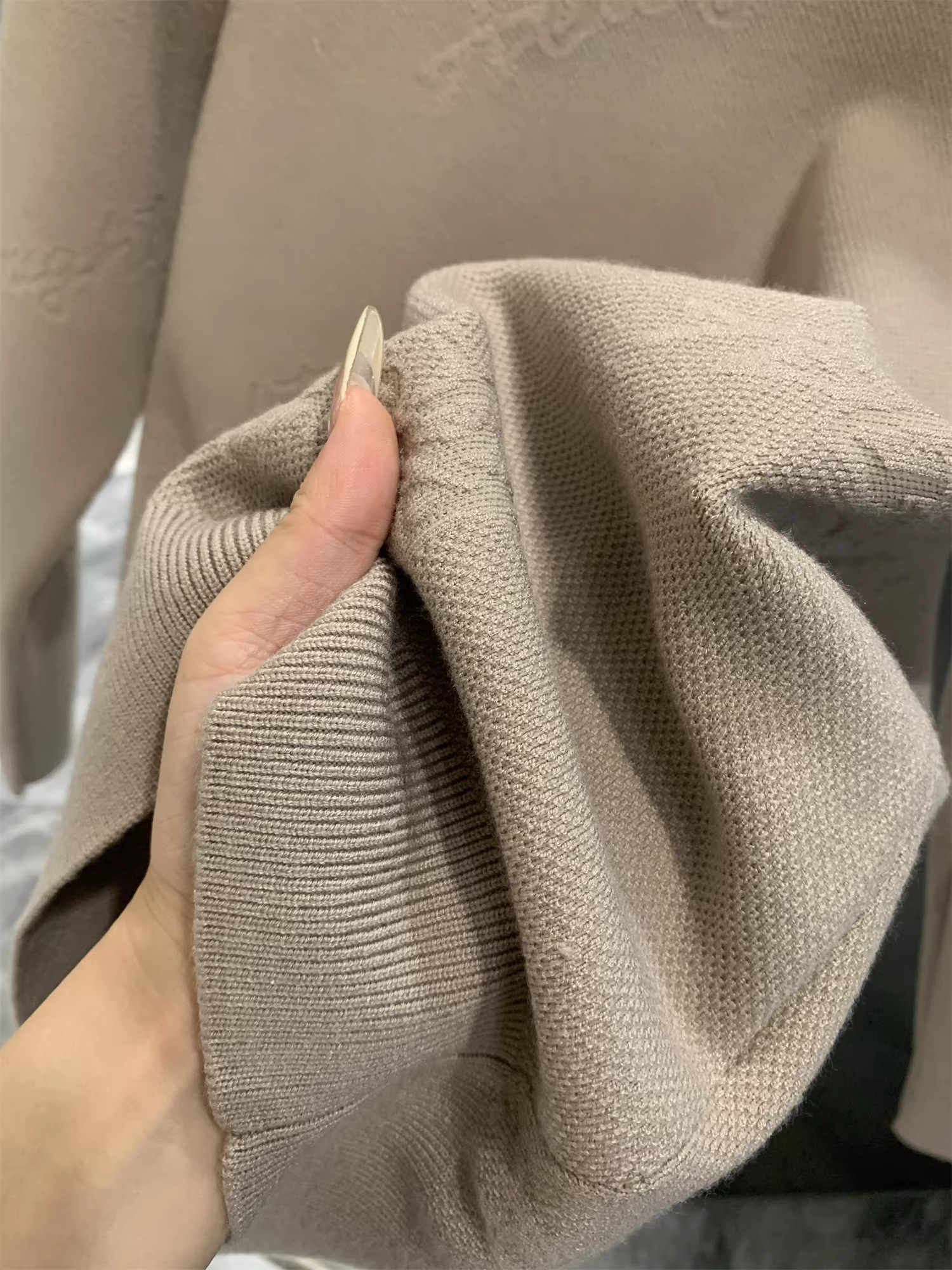 Don Quixote: Giá trị vượt trội so với tiền bạc! Quý ông thanh lịch! Áo len dệt kim mềm mại và thoáng khí, được làm từ sợi core-spun dệt thủ công dành cho nam giới.