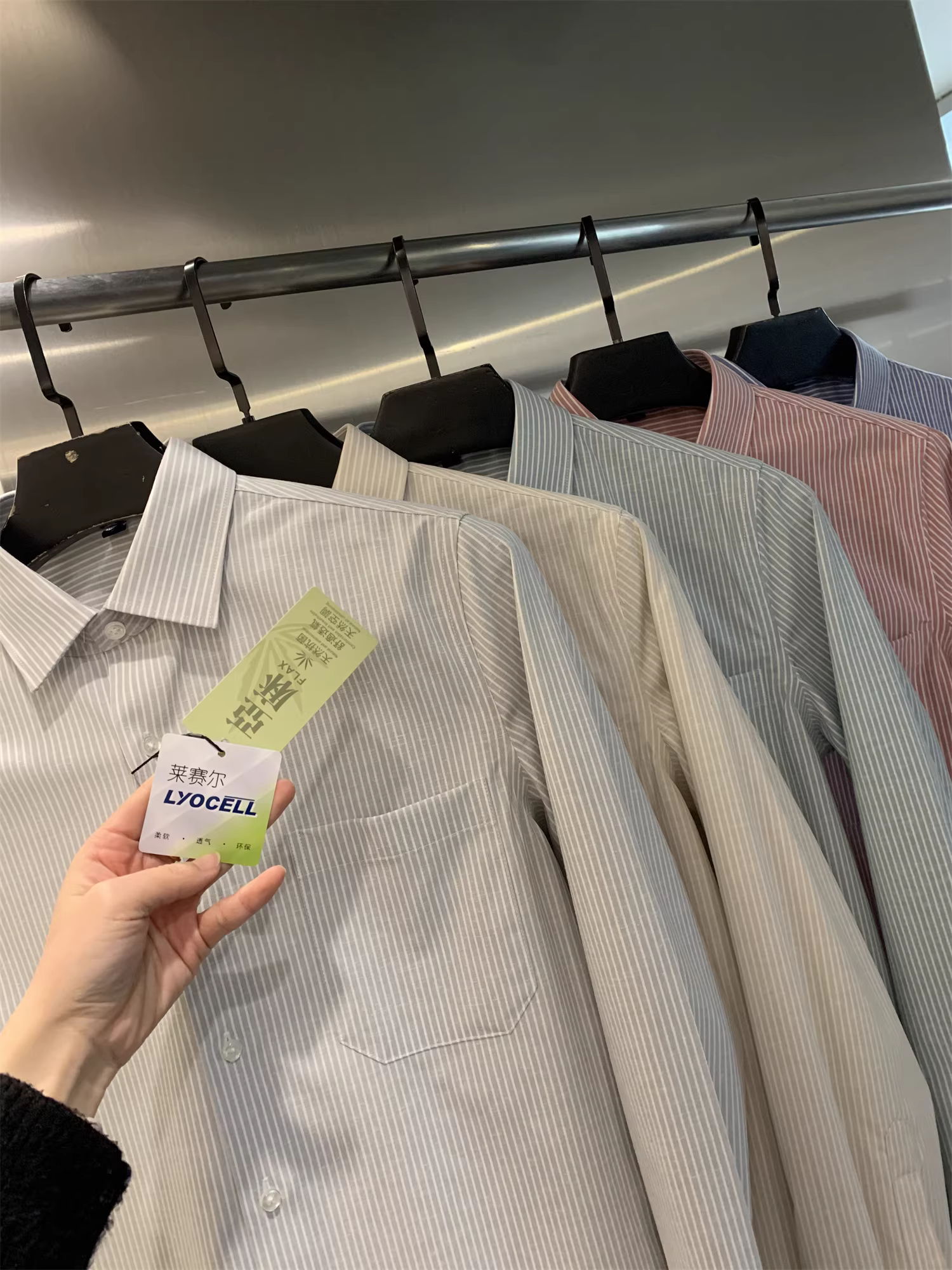 Don Quixote là món đồ không thể thiếu cho mọi người! Kết hợp chất liệu Lyocell + vải lanh! Áo sơ mi sọc thoáng khí, chất liệu sợi đôi, mật độ sợi cao dành cho nam và nữ.