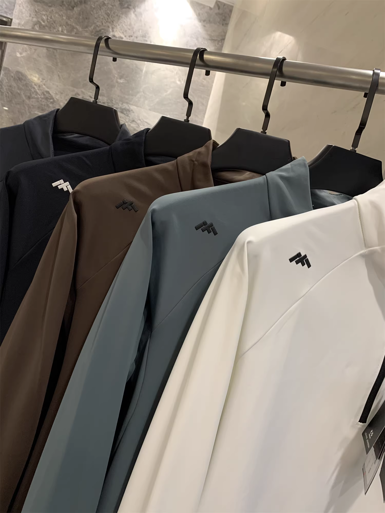 Don Quixote phong cách Ý sang trọng nhẹ nhàng! Áo thể thao ngoài trời dành cho cặp đôi, chất liệu co giãn cao, kiểu nửa khóa kéo, lớp lót thời trang