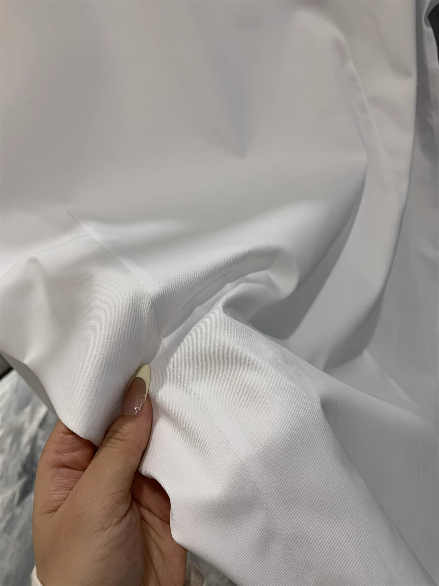 Ưu điểm của bộ sưu tập du lịch Don Quixote! Đơn giản đen trắng! Xu hướng áo sơ mi dài tay nam mùa hè màu trơn đơn giản.