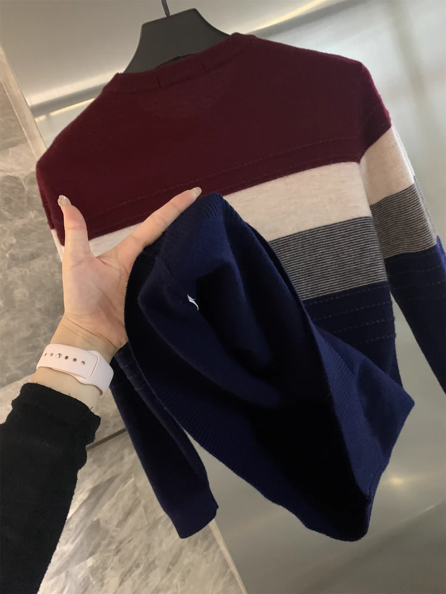 Áo len nam cổ tròn dệt kim họa tiết jacquard, phối màu sọc, kiểu dáng đơn giản của Don Quixote First-Line Company.