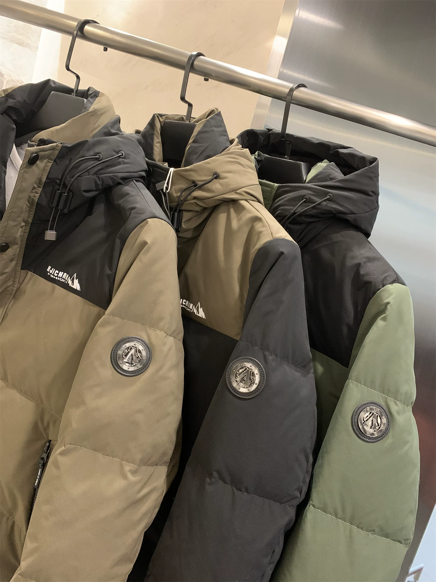 Áo khoác phao nam Don Quixote dày dặn và ấm áp! 90% lông vũ vịt! Áo khoác phao có mũ trùm đầu phối màu chống lạnh mùa đông thời trang.