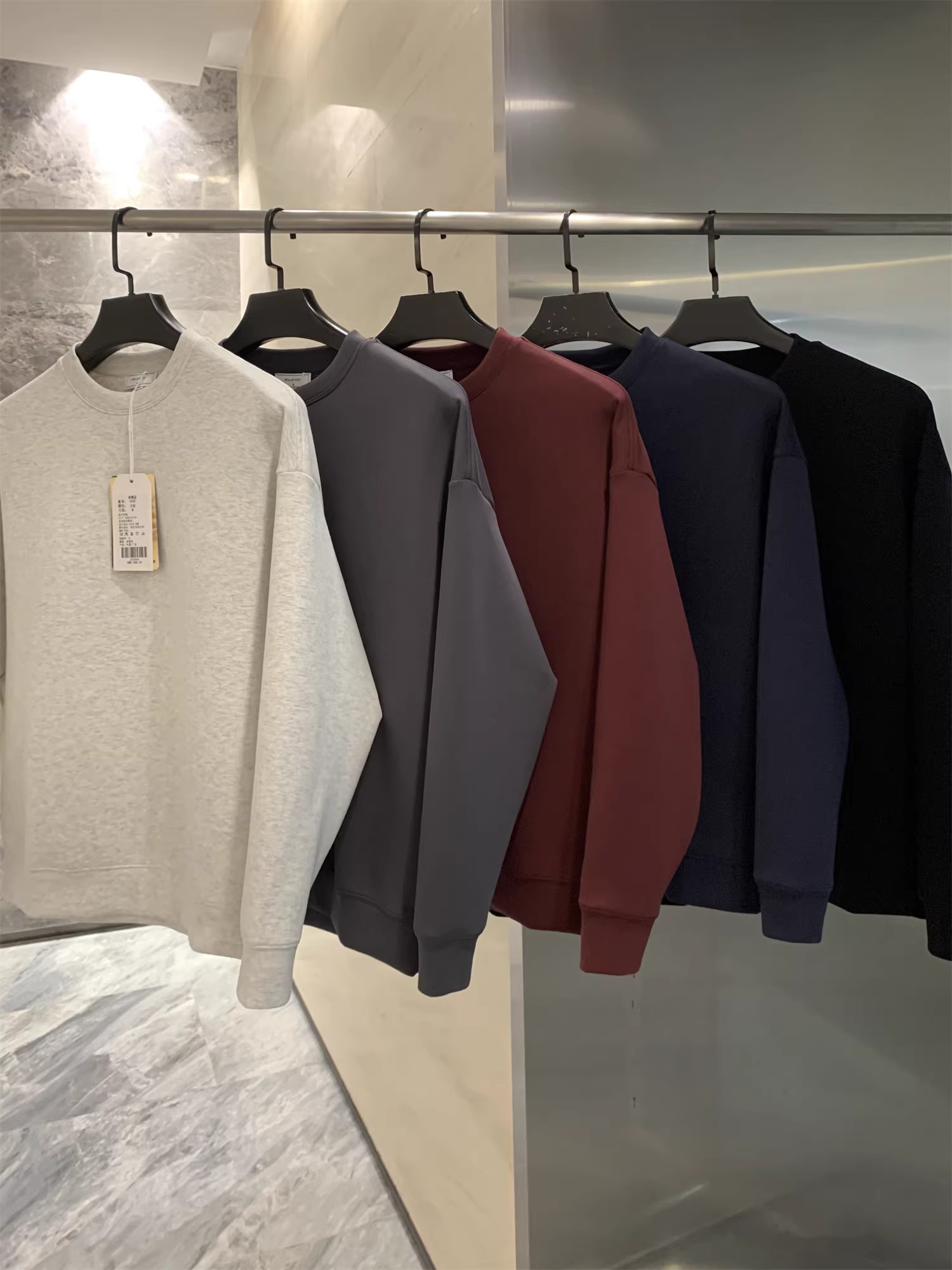 Lớp không khí của bộ truyện Don Quixote với tên gọi là “Năm chiếc bánh mì sandwich”! Áo len dài tay cổ tròn màu trơn mềm mại và thoải mái, thích hợp cho mùa thu đông.