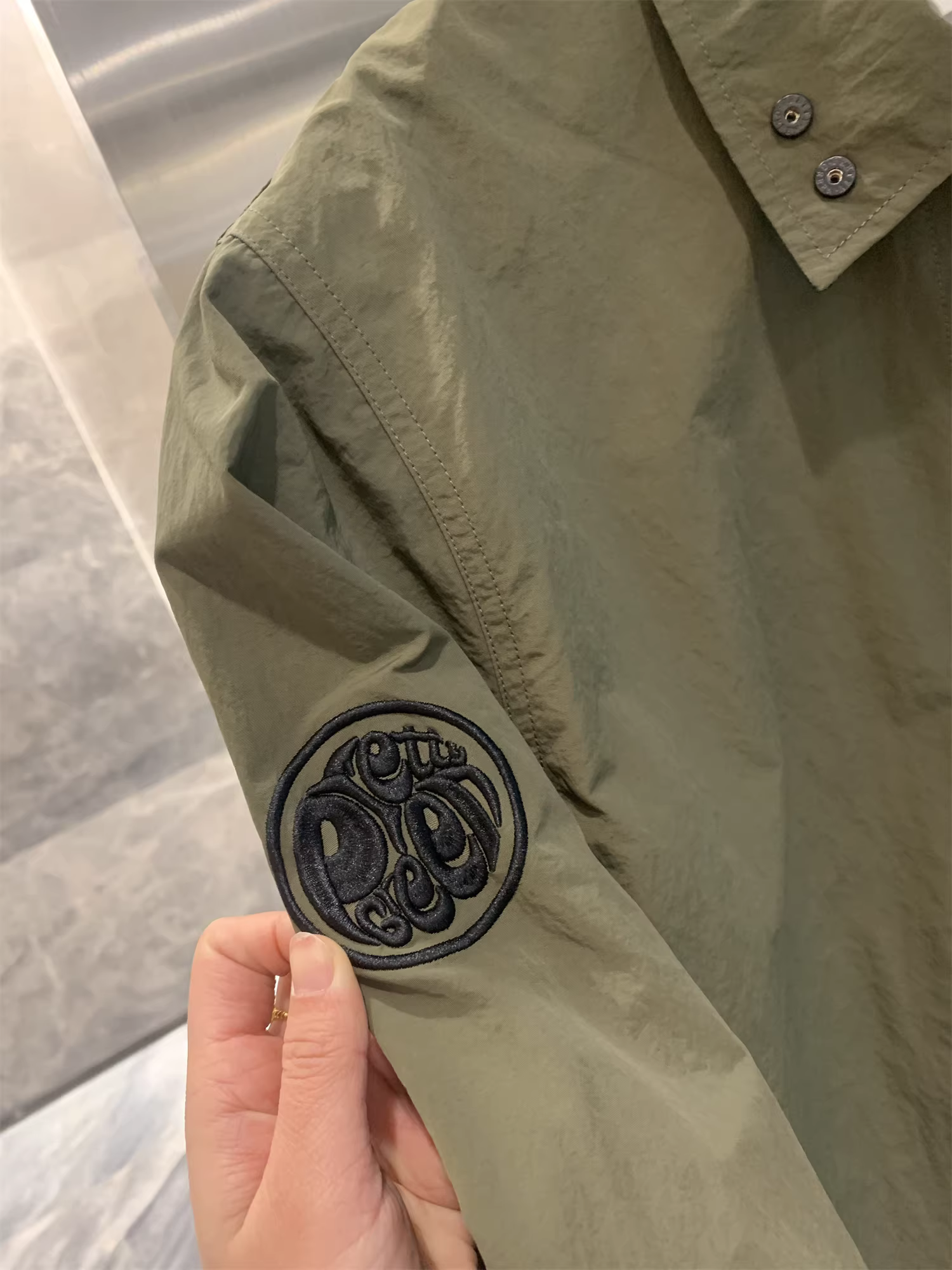 Áo khoác kiểu áo sơ mi nam Don Quixote High Street Goods! Chất liệu nylon kim loại dệt tùy chỉnh, có họa tiết xếp ly, mềm mại và thoáng khí.