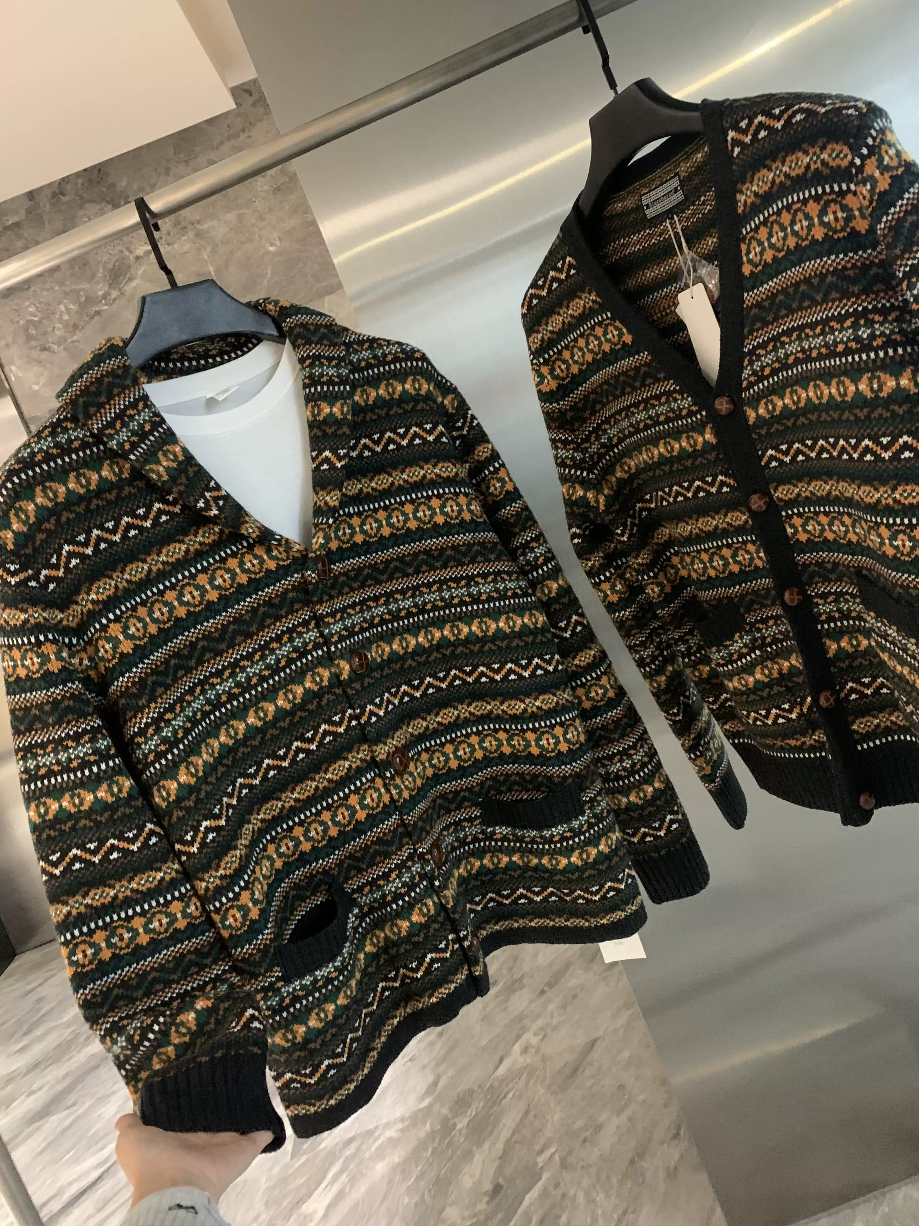 Don Quixote, một thương hiệu độc đáo ở Châu Âu! Được làm từ chất liệu len cừu pha! Áo khoác cardigan unisex mùa thu đông với cổ áo màu xanh lá cây/cổ chữ V.