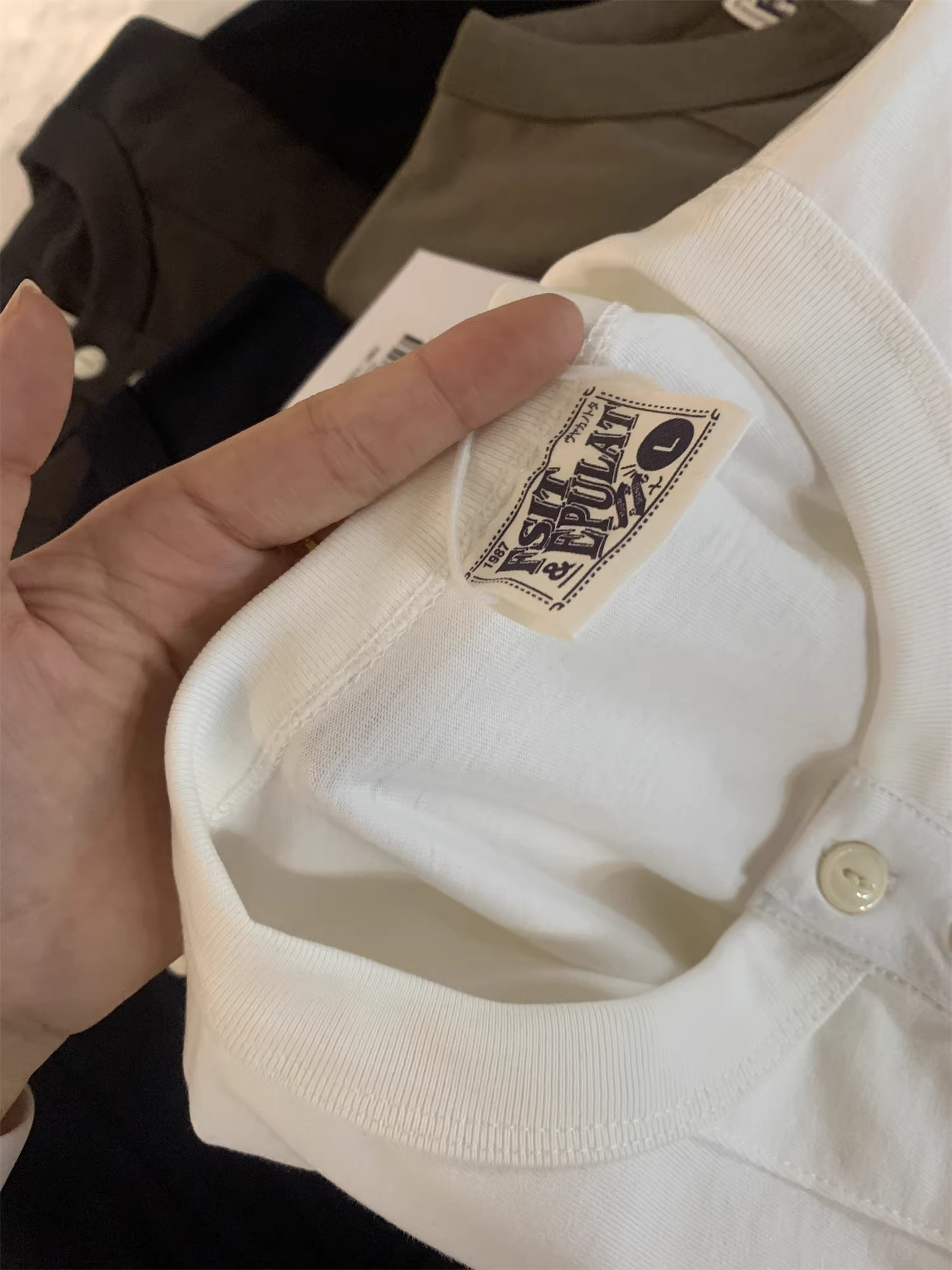 Don Quixote, phong cách giản dị mạnh mẽ của Mỹ! Cổ áo Henry cổ điển! Áo thun dài tay chất liệu cotton nguyên chất dành cho nam mùa thu.