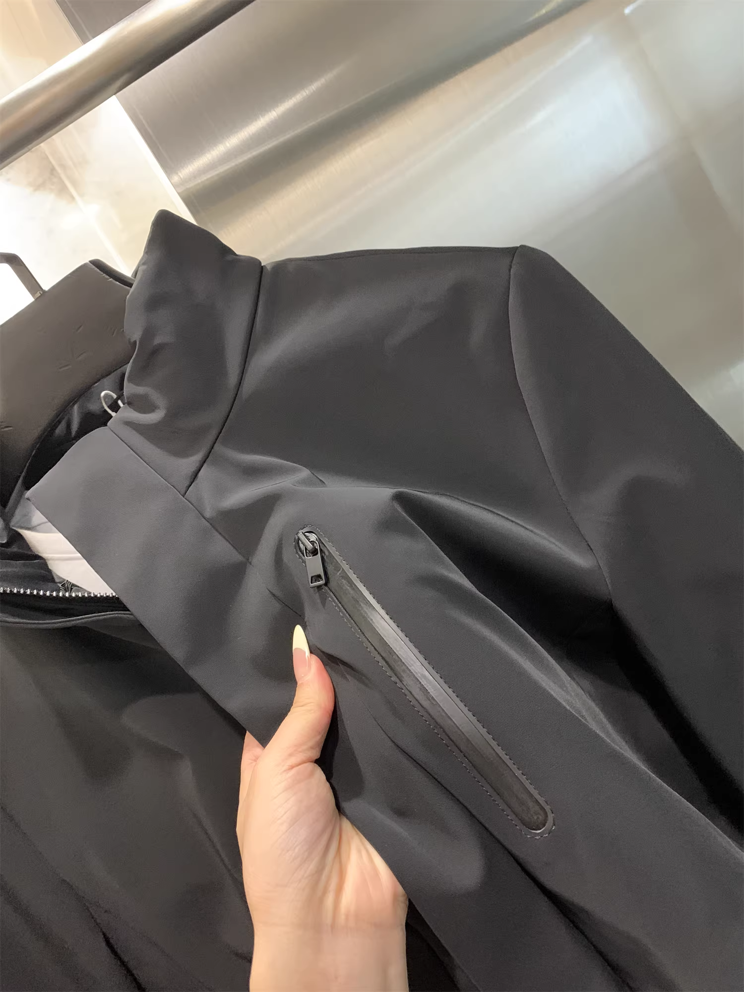 Dòng sản phẩm “Warm Core” của Don Quixote H! Lớp lót bên trong có thể tháo rời! Áo khoác có cổ đứng thông thường.