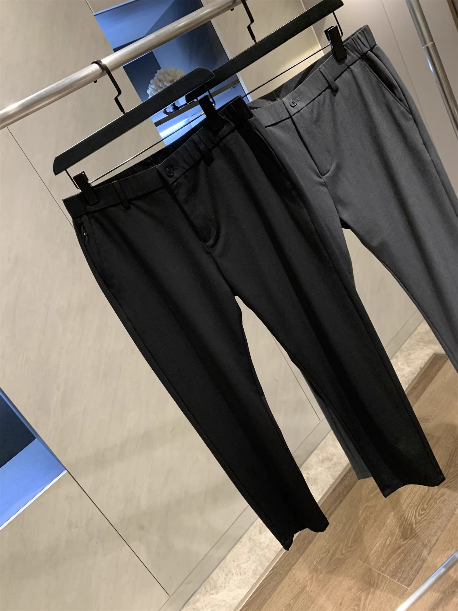 Quần âu nam chất liệu pha Lyocell Tencel Don Quixote! Quần âu nam dáng thẳng, chất liệu mềm mại, không nhăn, mặc thoải mái.