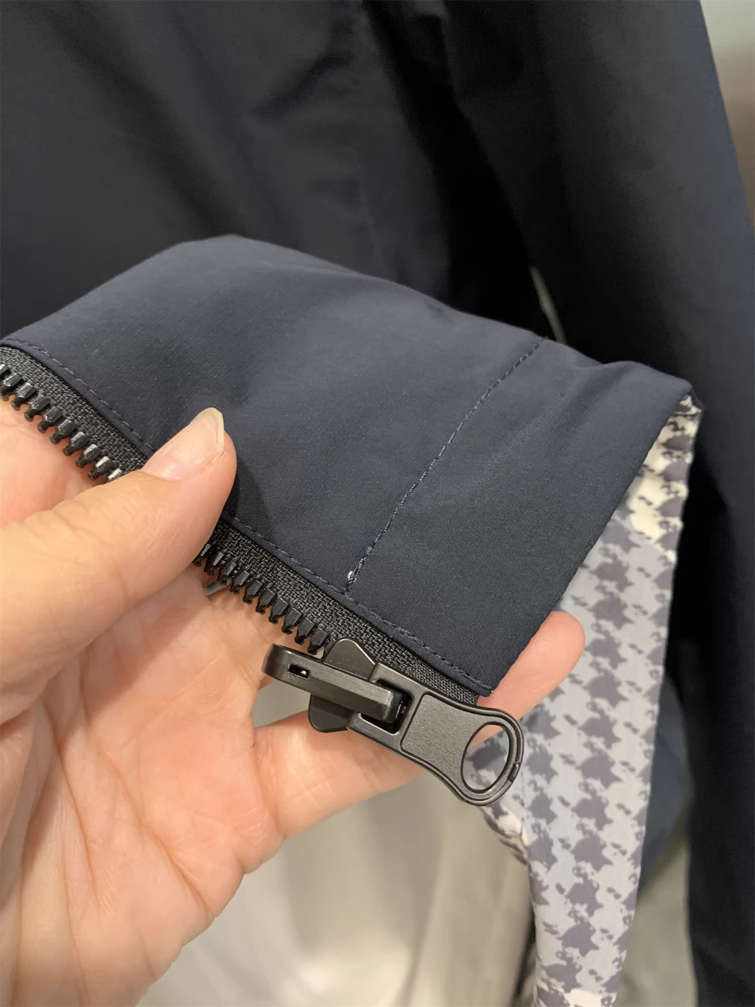 Hàng tồn kho thương hiệu Don Quixote H! Có thể đảo ngược! Áo khoác nam có mũ trùm đầu màu trơn/cào răng chó thời trang mùa thu đông