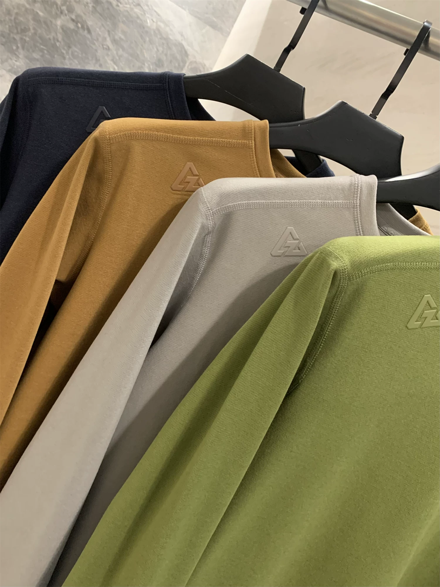 Áo thun giữ nhiệt Don Quixote Dynamic Warmth! Thoáng khí, thấm hút mồ hôi và giữ nhiệt hồng ngoại xa ngoài trời.