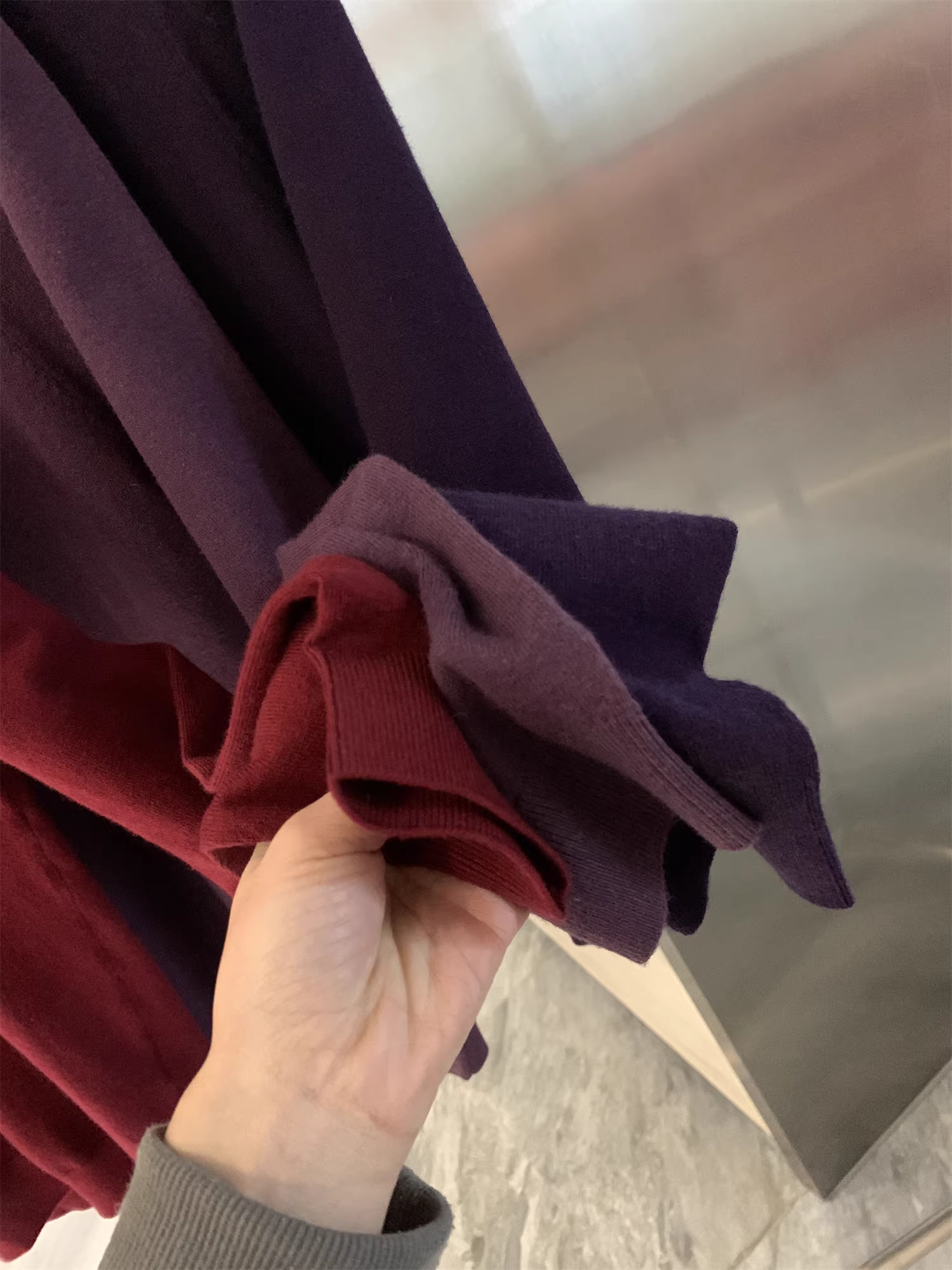 Don Quixote: Hàng chất lượng cao! Áo len nam chất liệu cotton pha, màu trơn, dệt kim mềm mại, thời trang, thích hợp cho mùa thu đông.