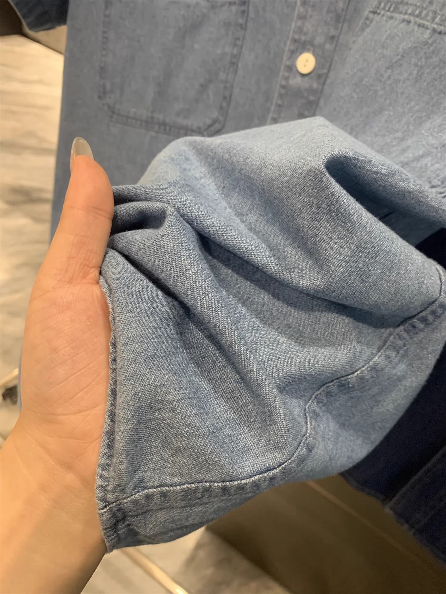 Áo sơ mi denim cổ trụ tay ngắn phong cách cổ điển Don Quixote! Chất liệu denim 100% cotton, đã qua xử lý enzyme! Áo sơ mi denim đa năng, phong cách thường ngày dành cho nam.