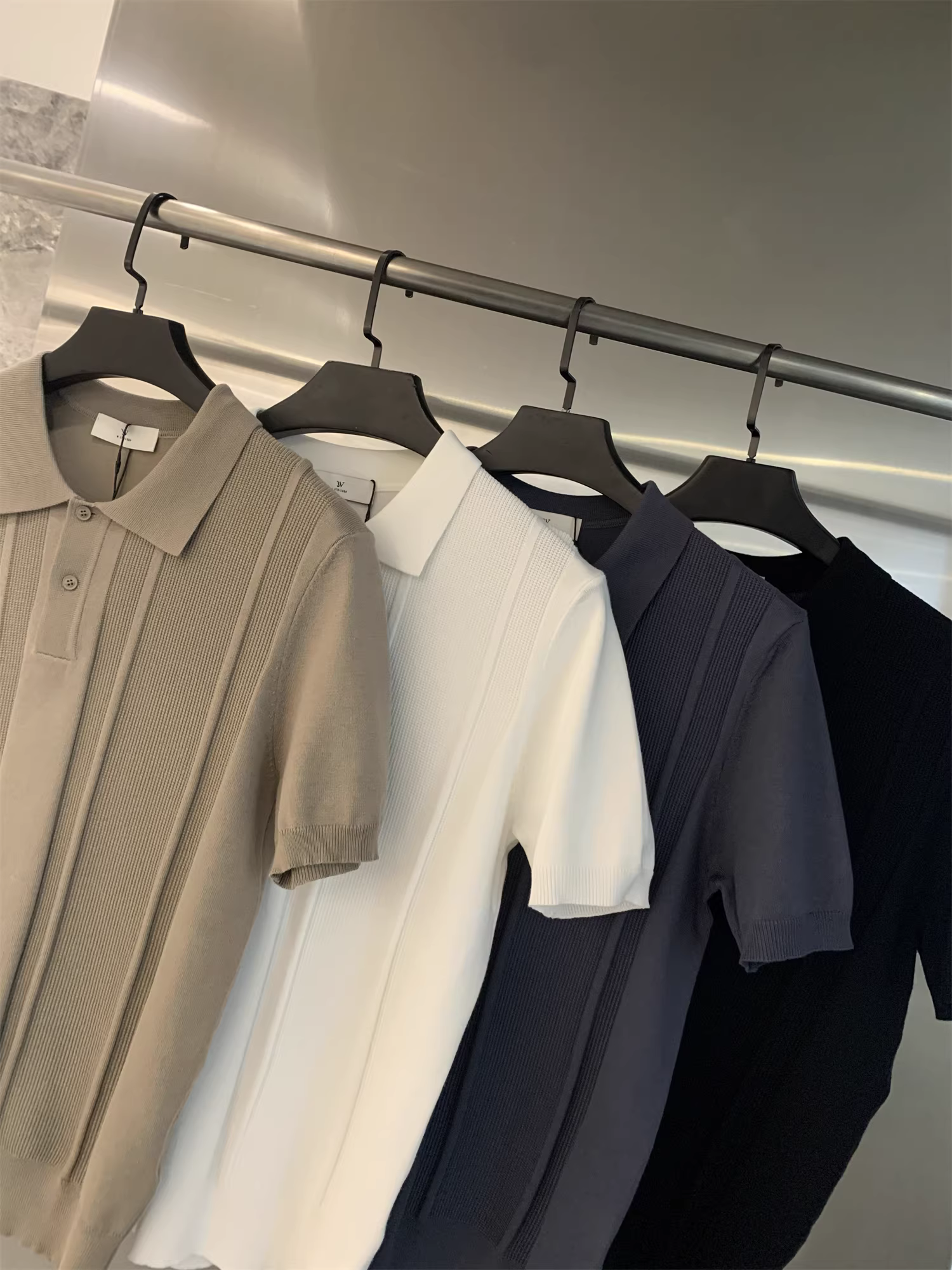 Đơn đặt hàng của công ty Don Quixote ODM! Sợi len dệt kim như tơ băng! Áo polo nam dệt kim màu trơn, thoáng khí, mềm mại và tinh tế.