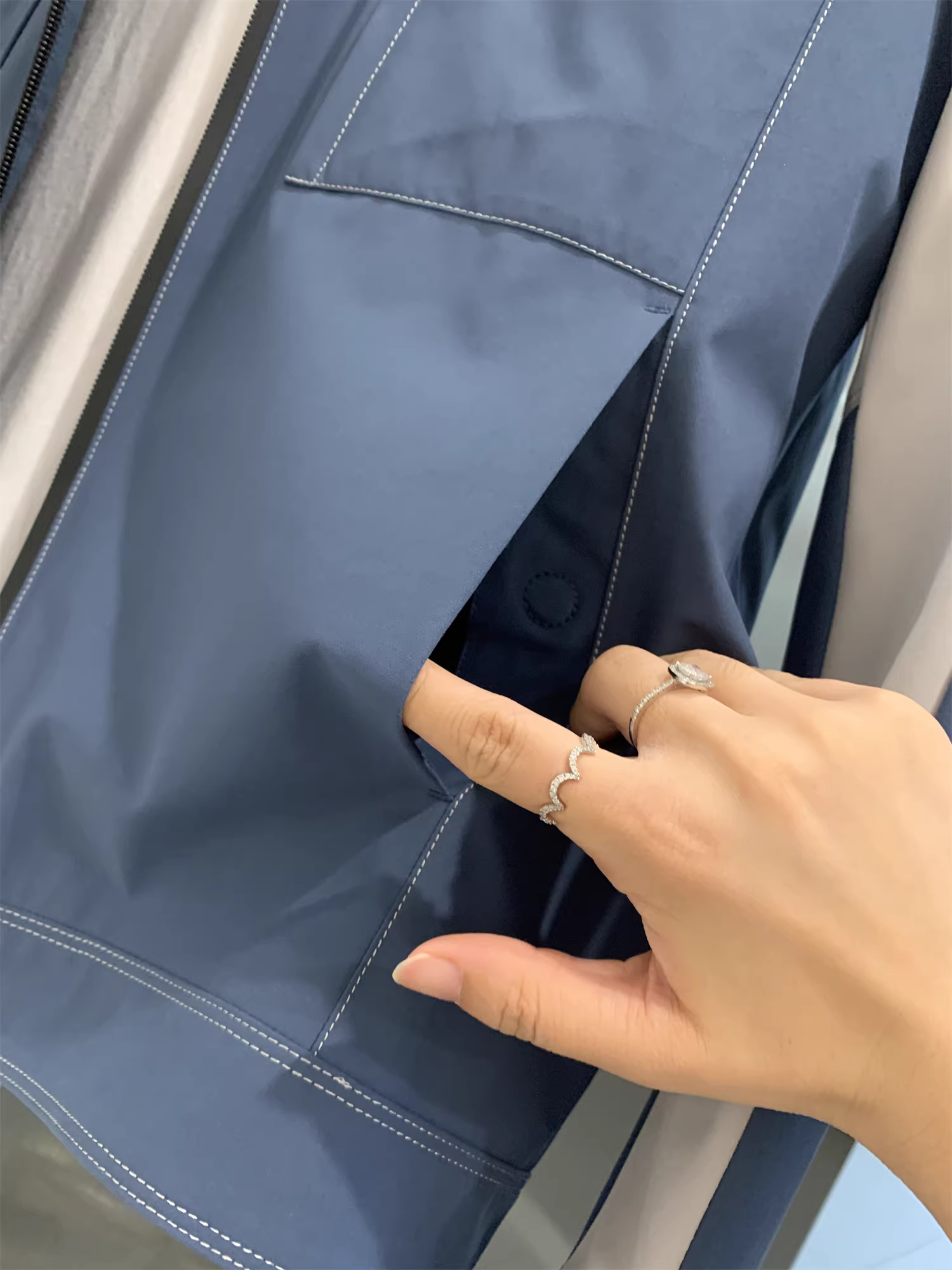 Đồ của Don Quixote G! Phong cách trang phục lao động nhẹ nhàng! Áo khoác có mũ trùm đầu, kiểu dáng đơn giản, có túi vá màu sắc phối hợp dành cho nam giới mùa thu.