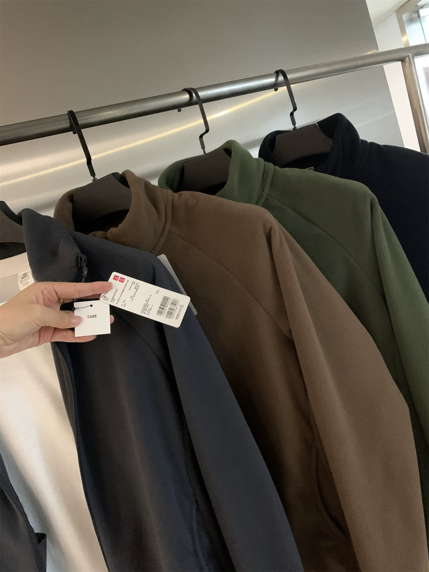 Don Quixote là một sản phẩm tuyệt vời! Tinh tế và mềm mại! Áo khoác nam có cổ đứng bằng lông cừu ấm áp cho mùa thu và mùa đông.