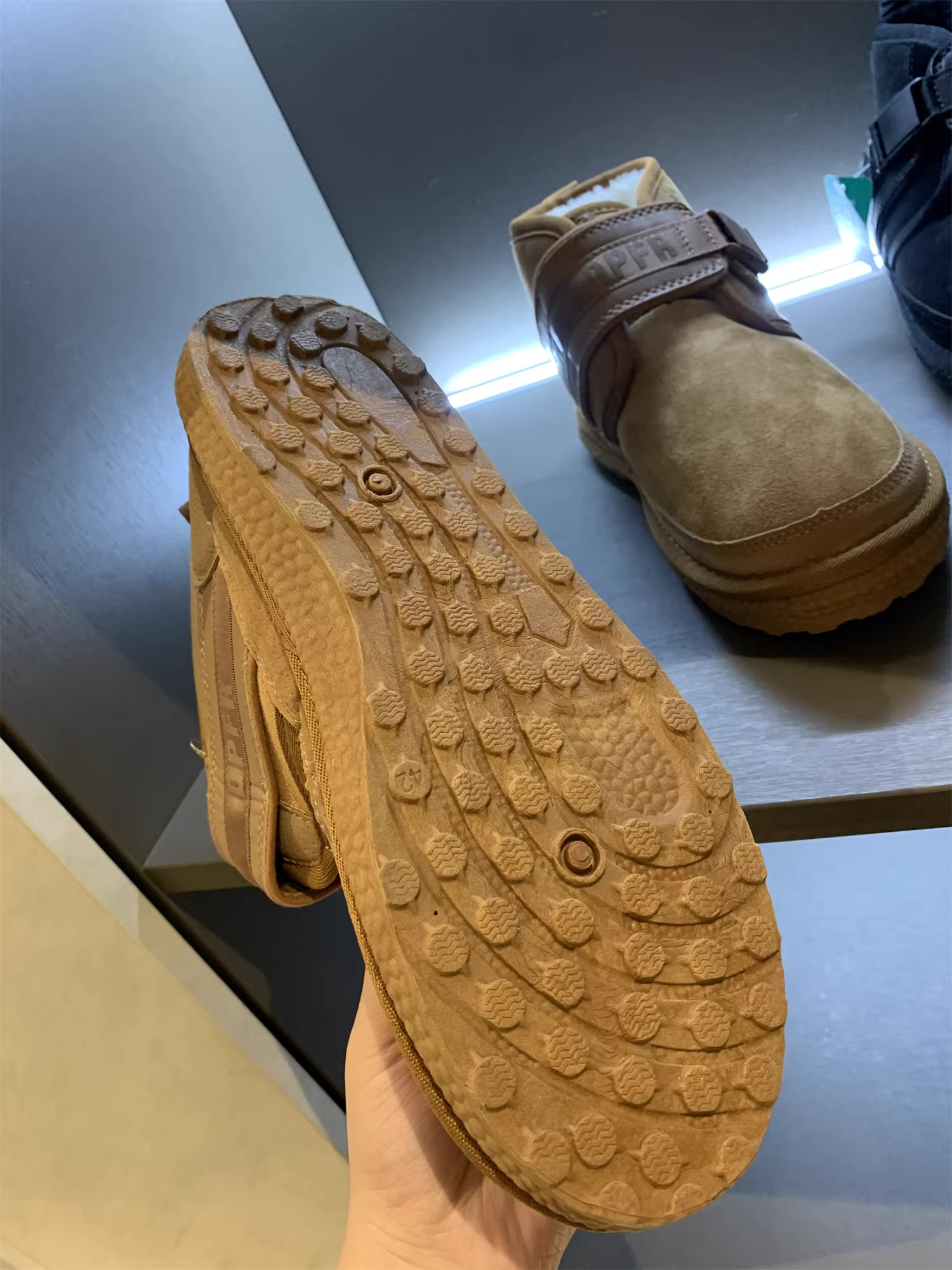 Don Quixote, miền Bắc không có áp lực gì! Giày bốt ngắn cổ trung cao giữ ấm mùa thu đông dành cho nam, lót lông cừu và dày dặn, có khóa cài, kiểu giày đi tuyết.