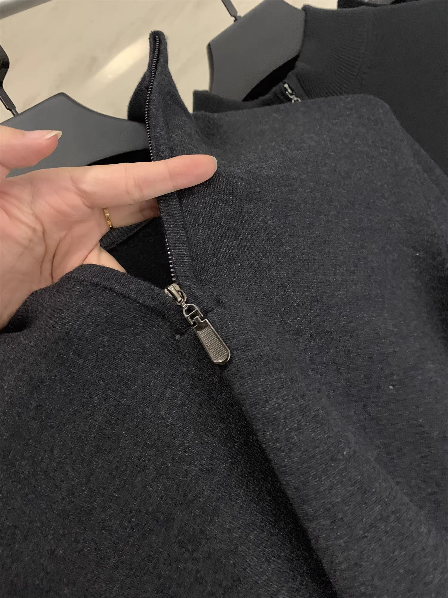 Đơn đặt hàng của công ty Don Quixote! Chất liệu pha Lyocell! Áo len nam màu trơn nửa khóa kéo mùa thu, kiểu dáng thời thượng.