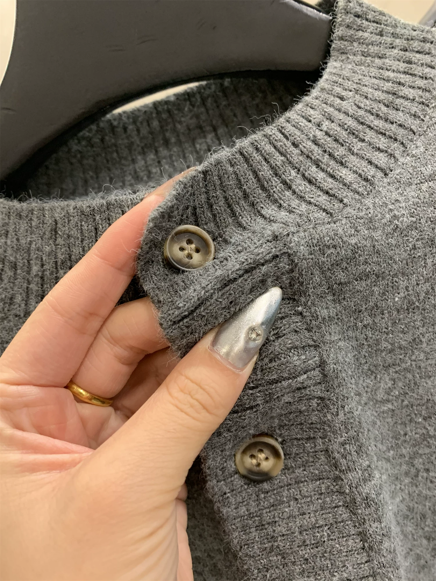 Don Quixote phong cách giản dị kiểu Mỹ! Mềm mại và thoải mái! Áo len dệt kim cổ Henry dáng rộng màu trơn dành cho nam.