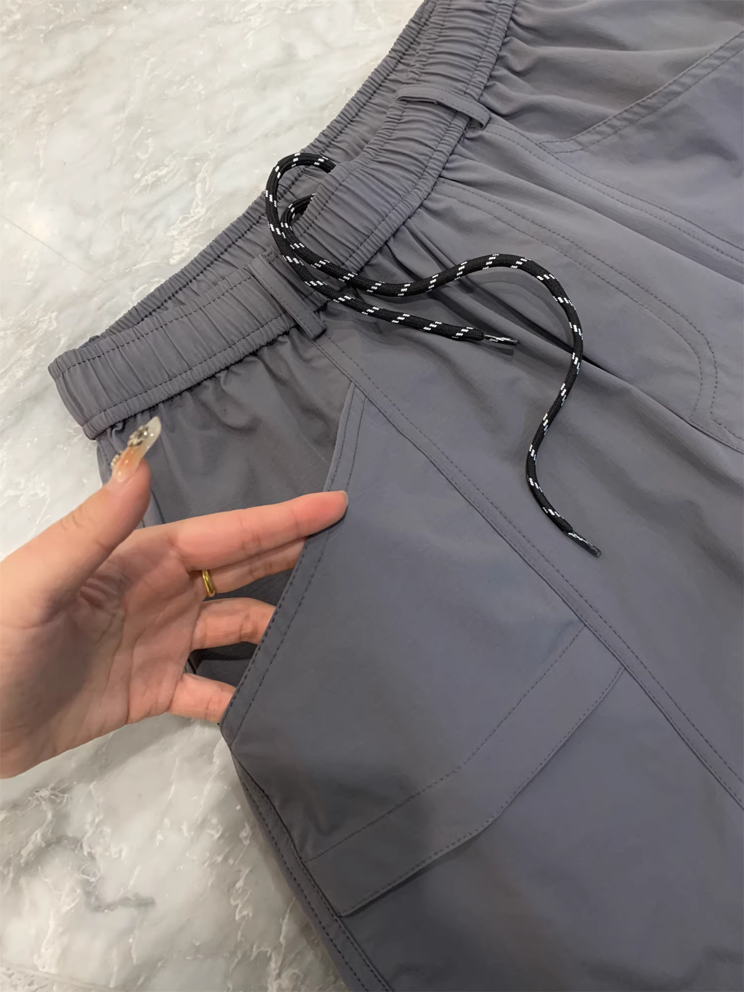 Don Quixote U series! Jingkouke cung cấp quần short năm điểm đa năng, thoáng khí, nhanh khô, kẻ ô nhỏ 50D dành cho nam.