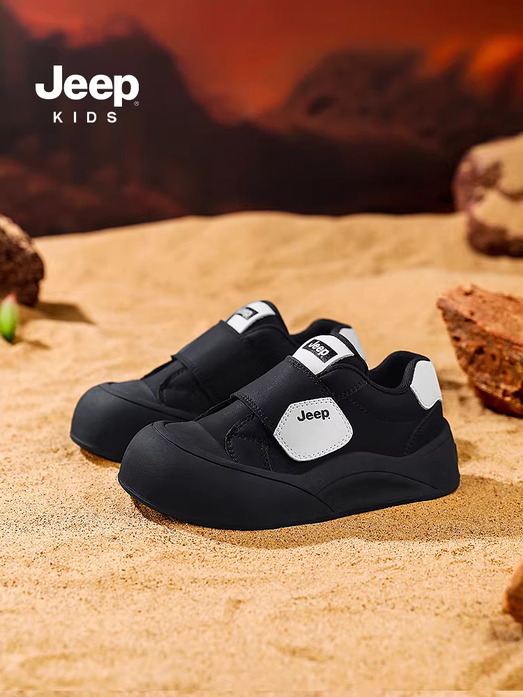 Giày thể thao màu đen Jeep cho bé trai, giày thể thao cổ thấp mùa xuân thu, giày tập nhẹ cho bé gái, mẫu mới 2024 dành cho mùa thu đông.