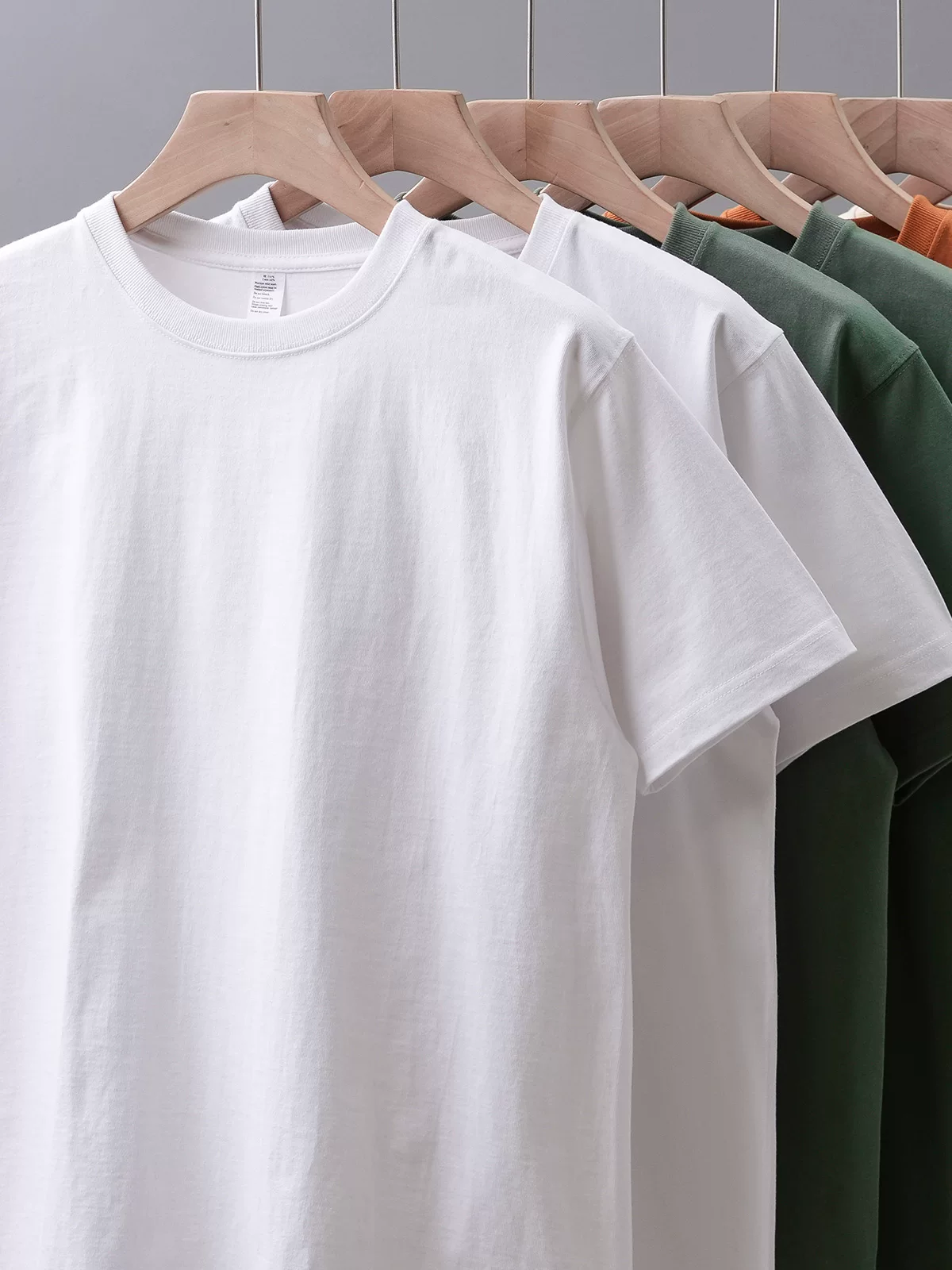 Áo thun nam kiểu Mỹ, chất liệu cotton 100%, dày 300g, tay ngắn, dáng rộng, màu trắng trơn, màu sắc đơn giản, kiểu dáng cổ điển.