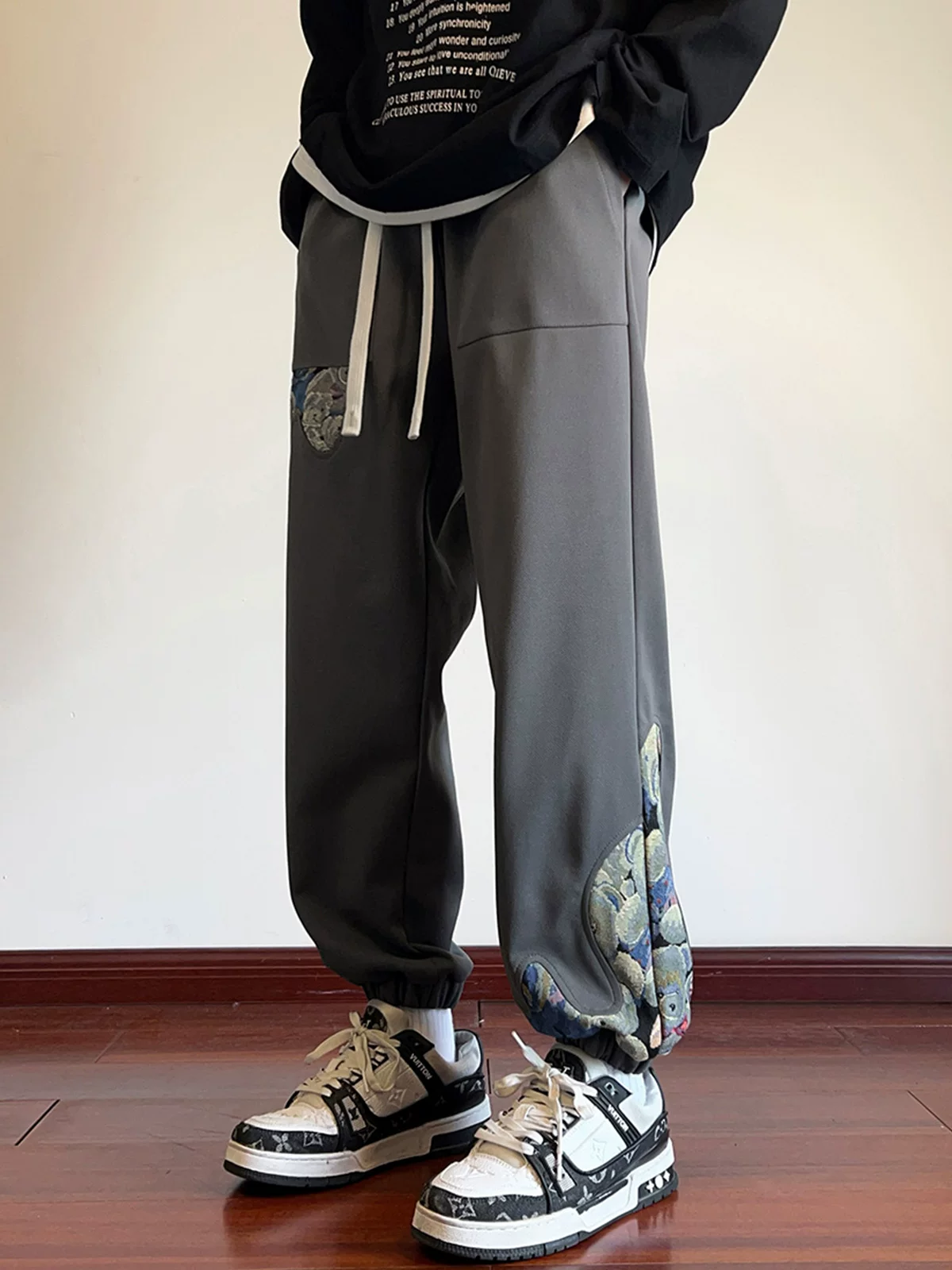 Quần jogger thêu hình gấu dành cho nam, phong cách đường phố Mỹ hợp thời trang mùa hè, dáng rộng, cỡ lớn, quần thể thao trẻ trung, phong cách thường ngày.