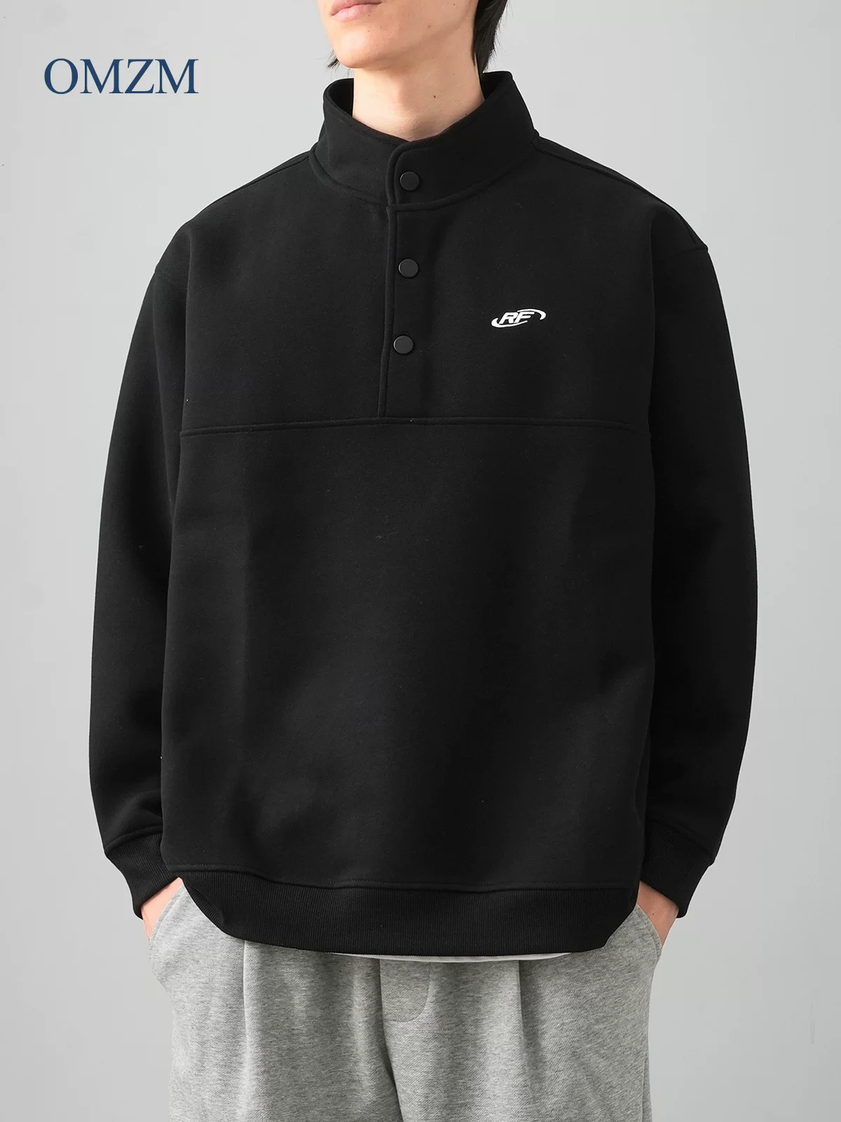 Áo thun nam cổ lọ nửa mở OMZM420G, chất liệu dày dặn, kiểu dáng mùa thu 2024, cổ henley thêu, áo khoác cặp rộng rãi