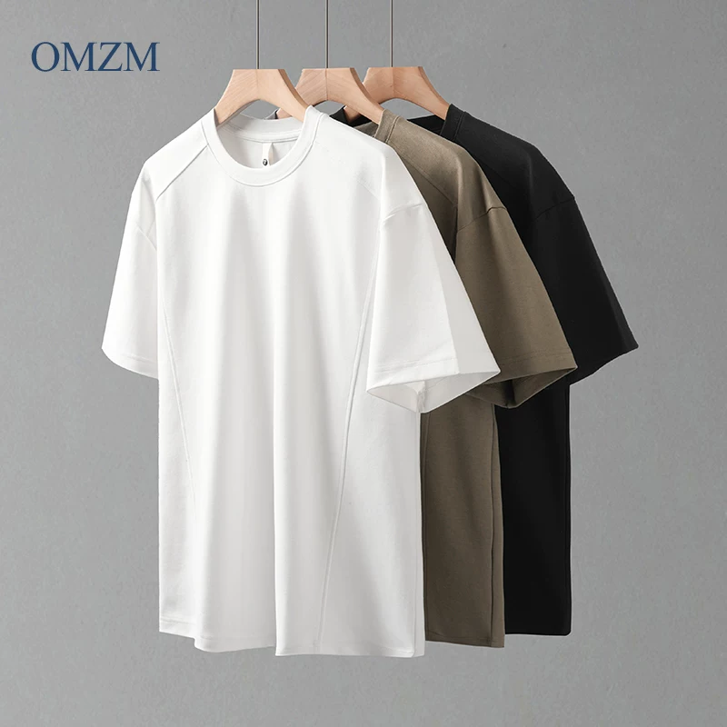 Áo thun nam tay ngắn màu trắng hạng nặng OMZM300G, thiết kế mùa hè với kiểu ghép vải, dáng rộng, chất liệu cotton không gian, tay lửng.