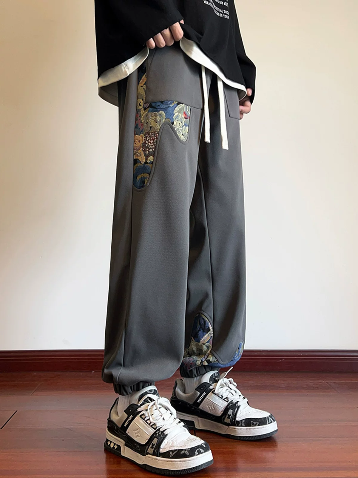 Quần jogger thêu hình gấu dành cho nam, phong cách đường phố Mỹ hợp thời trang mùa hè, dáng rộng, cỡ lớn, quần thể thao trẻ trung, phong cách thường ngày.