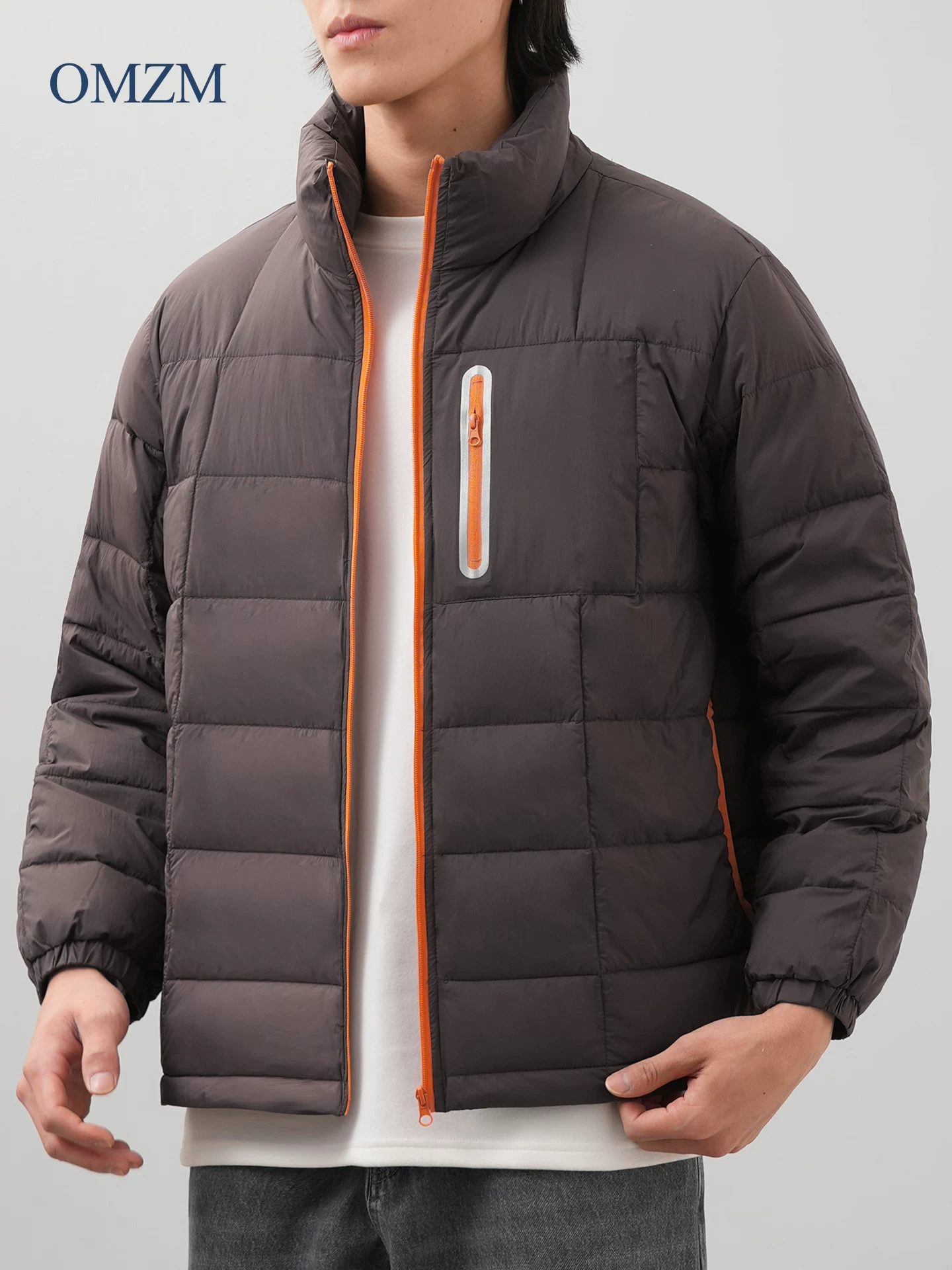 Áo khoác lông vũ OMZM90 dành cho nam, chất liệu gân, nhẹ và dày dặn cho mùa đông, áo phao ấm áp với cổ đứng màu tương phản.