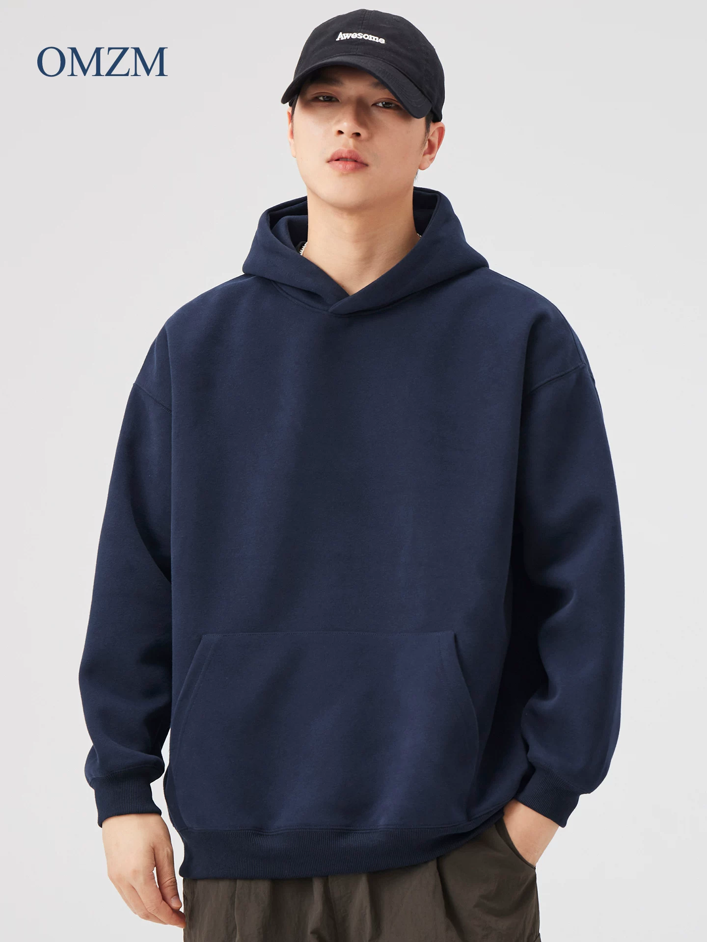 Áo hoodie nam OMZM460G chất liệu dày dặn, kiểu dáng rộng rãi, mặc mùa thu đông, áo khoác kiểu Mỹ, thiết kế gọn gàng.