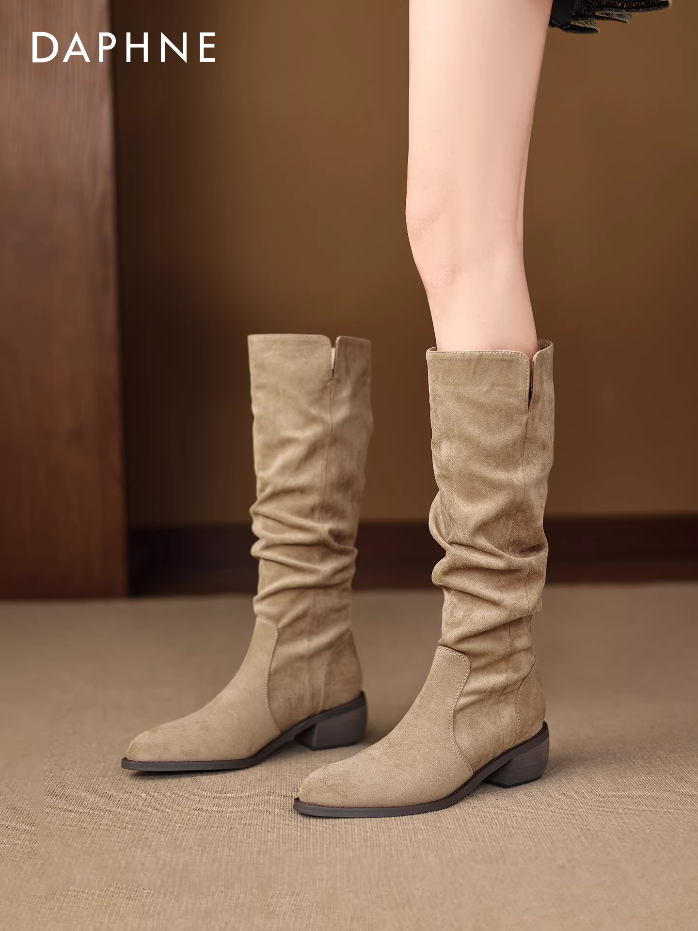 Giày bốt cao cổ mũi nhọn Daphne dành cho nữ 2025 kiểu retro mới, chất liệu da lộn, kiểu dáng ôm sát, gót dày, màu nâu, kiểu dáng lười