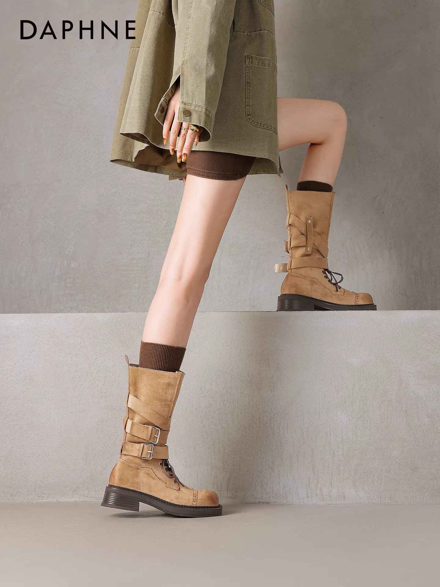 Giày bốt nữ Daphne cao đến giữa bắp chân, kiểu dáng retro mới năm 2025, rất hấp dẫn, kiểu bốt ngắn Martin, siêu hot mùa thu đông.
