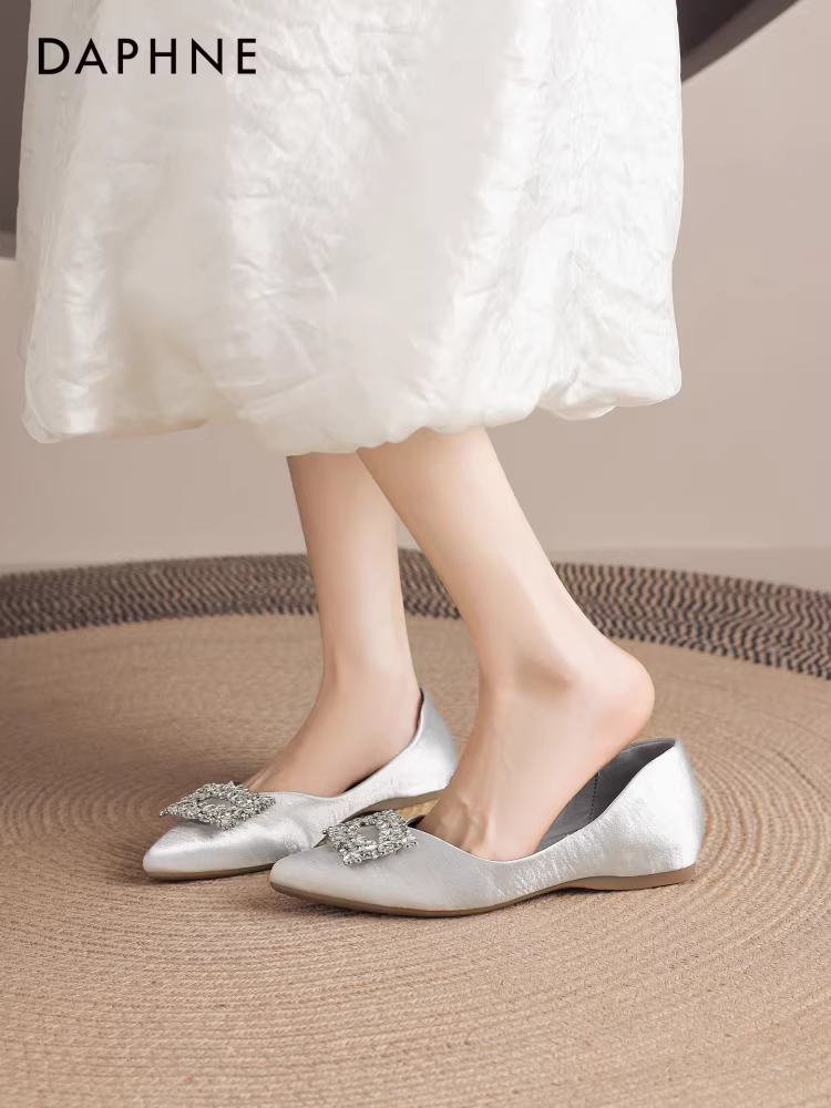 Giày nữ mũi nhọn kiểu Pháp Daphne chất liệu satin, mẫu mới 2025 đính đá lấp lánh, giày nữ mùa thu, giày bệt kiểu tiên nữ.