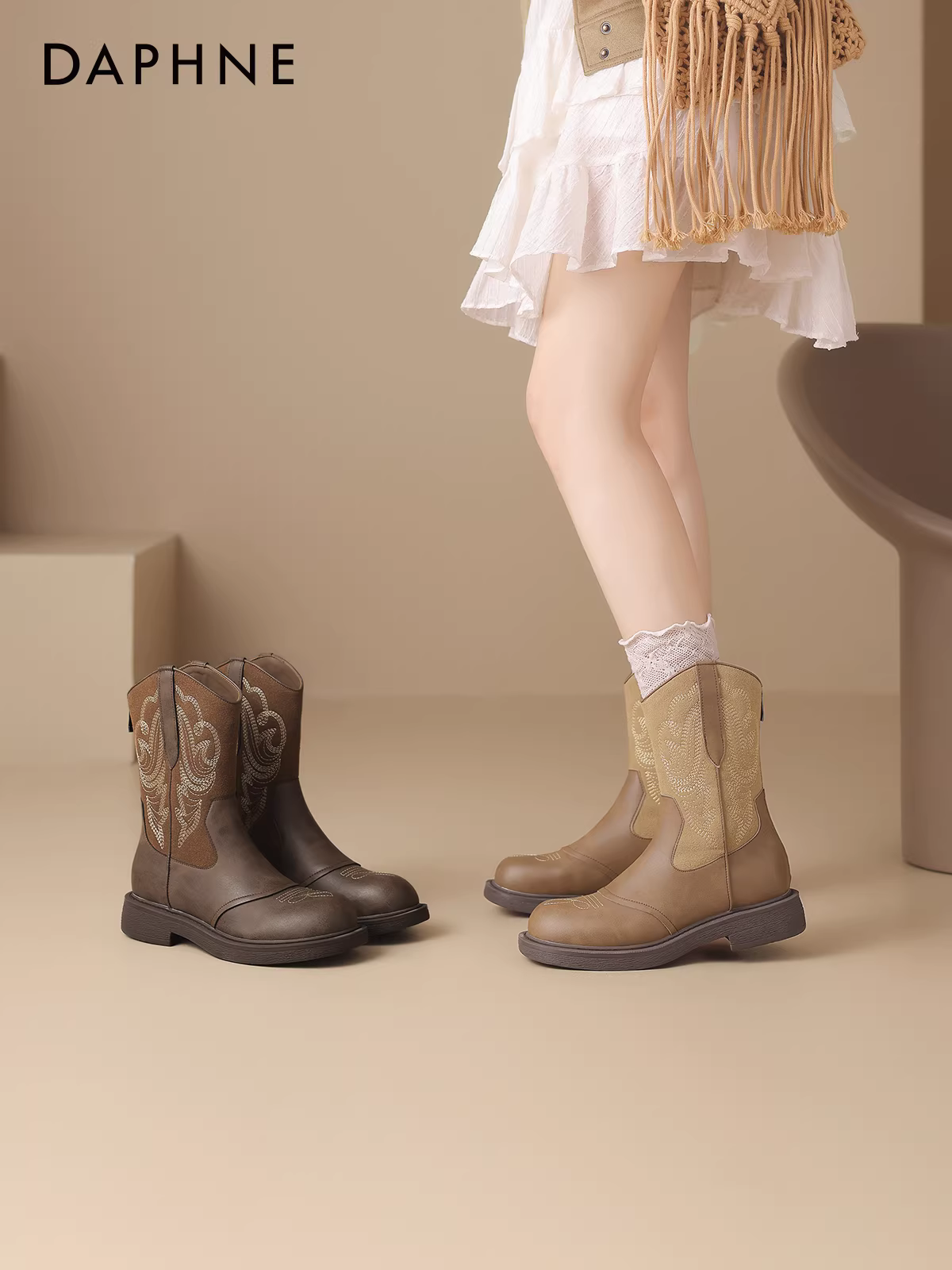 Giày bốt ngắn màu nâu Daphne dành cho nữ 2025, kiểu mới, đi du lịch Tân Cương, đế dày, kiểu cao bồi miền Tây, kiểu Martin.