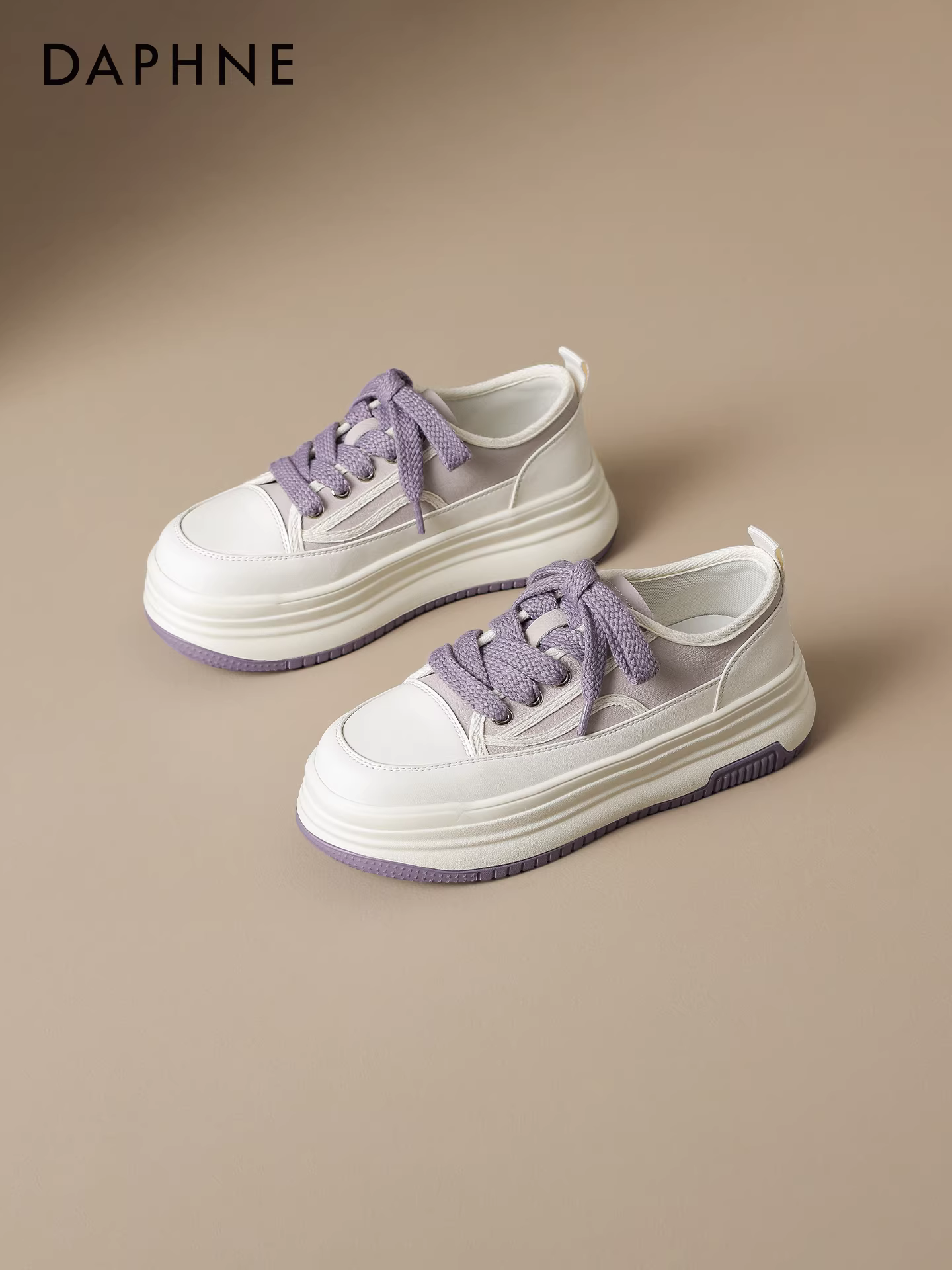Giày thể thao nữ Daphne đế dày đa năng, kiểu học sinh, mẫu mới thu đông 2025, tăng chiều cao, màu trắng, phong cách nữ tính