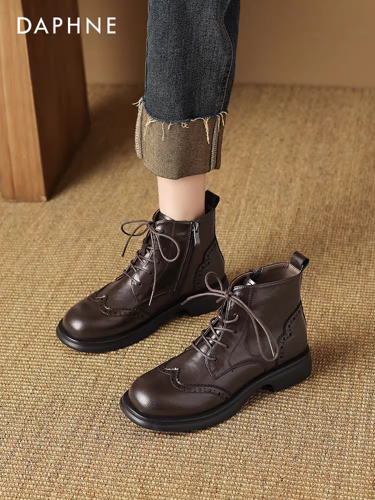 Giày bốt ngắn kiểu Anh Daphne dành cho nữ, mùa thu đông 2025, kiểu mới màu nâu, buộc dây, kiểu Martin, lót lông mềm, giày da nữ.