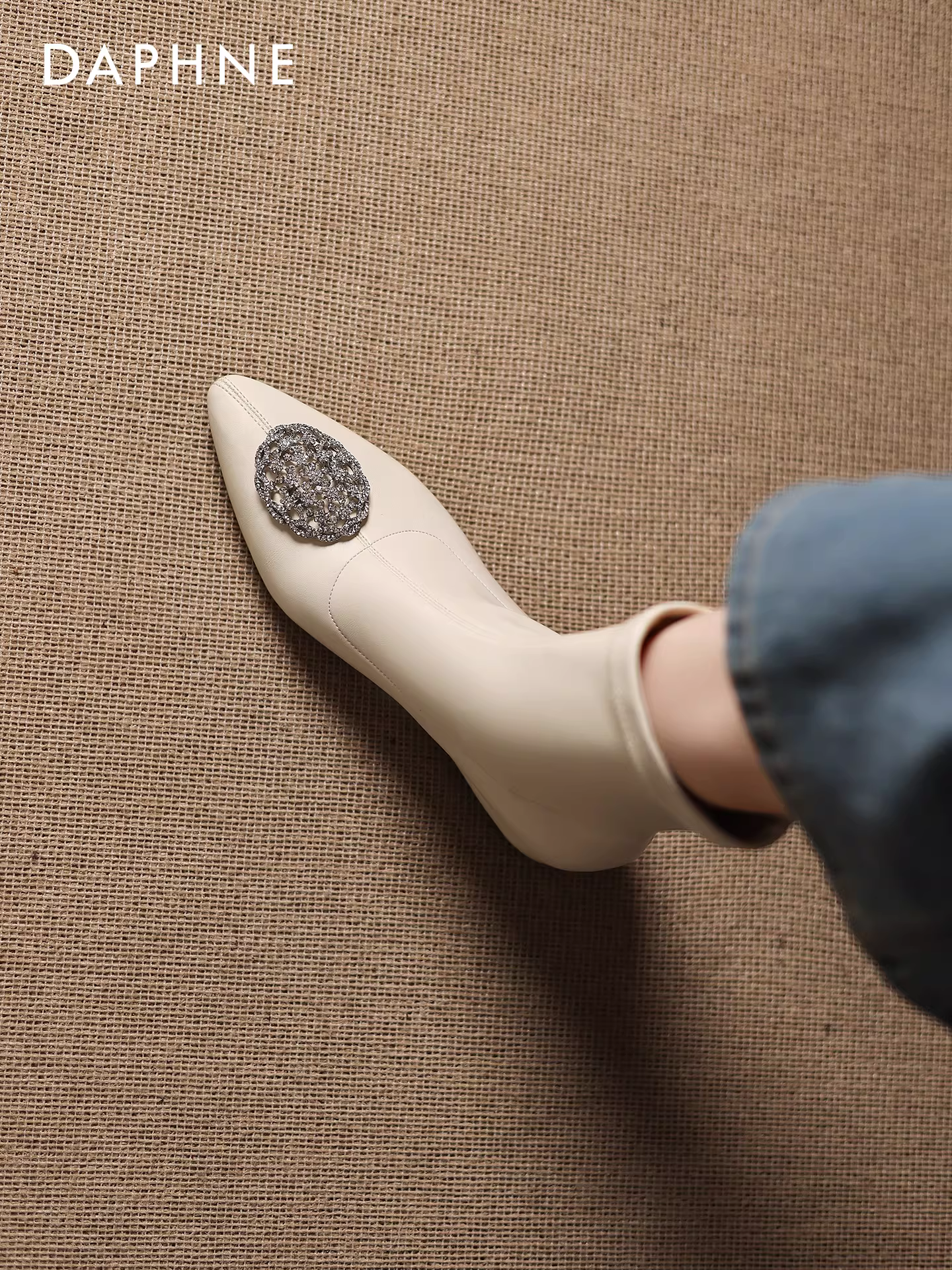 Giày bốt mũi nhọn ngắn Daphne dành cho nữ, kiểu dáng mùa đông mới 2025, thanh lịch, tăng chiều cao, ôm dáng, màu đen, kiểu Martin.