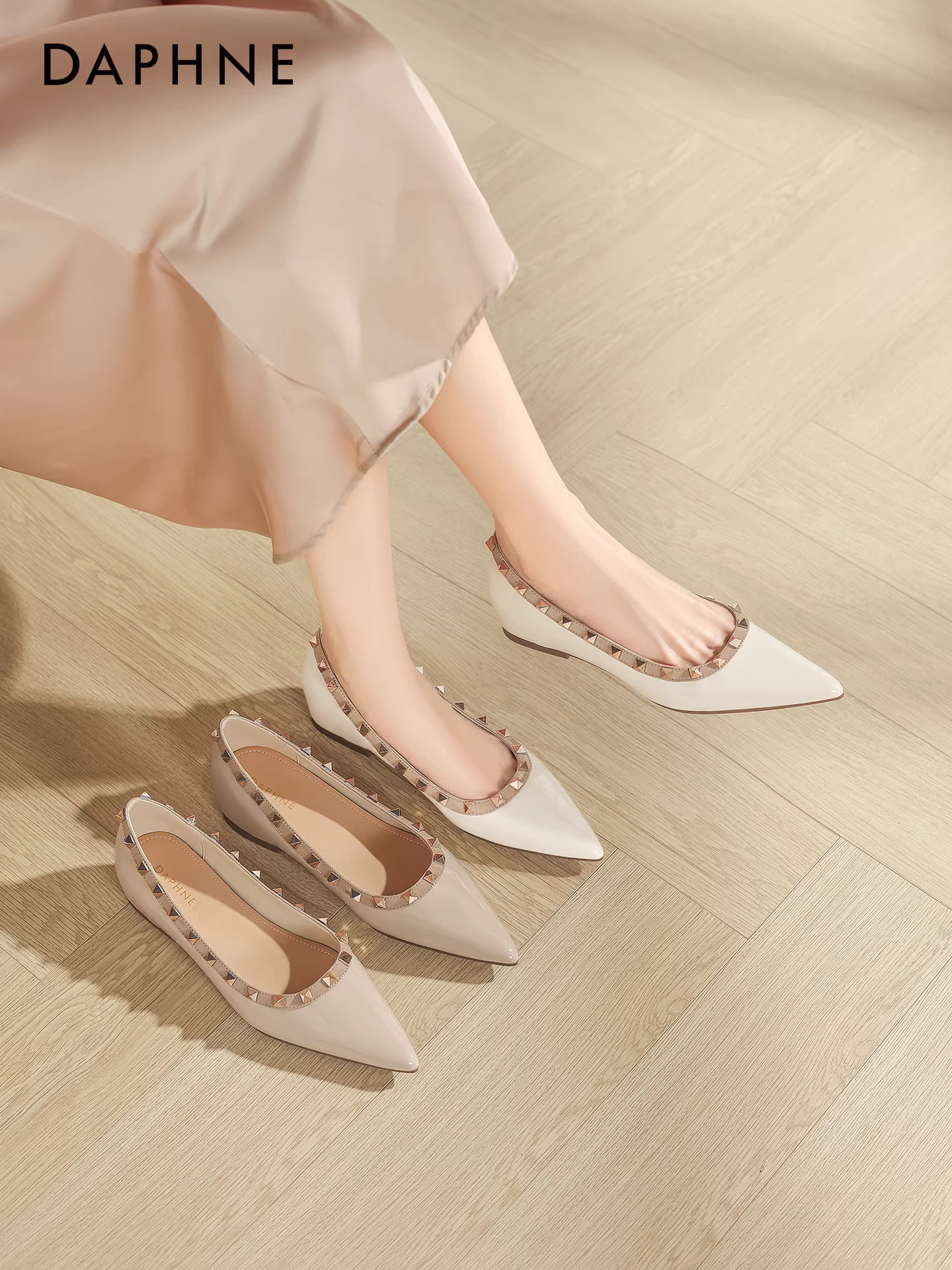 Giày bệt mũi nhọn miệng nông Daphne dành cho nữ, mẫu mới hè 2025, màu nude, đính đinh tán, kiểu Mary Jane Pháp.