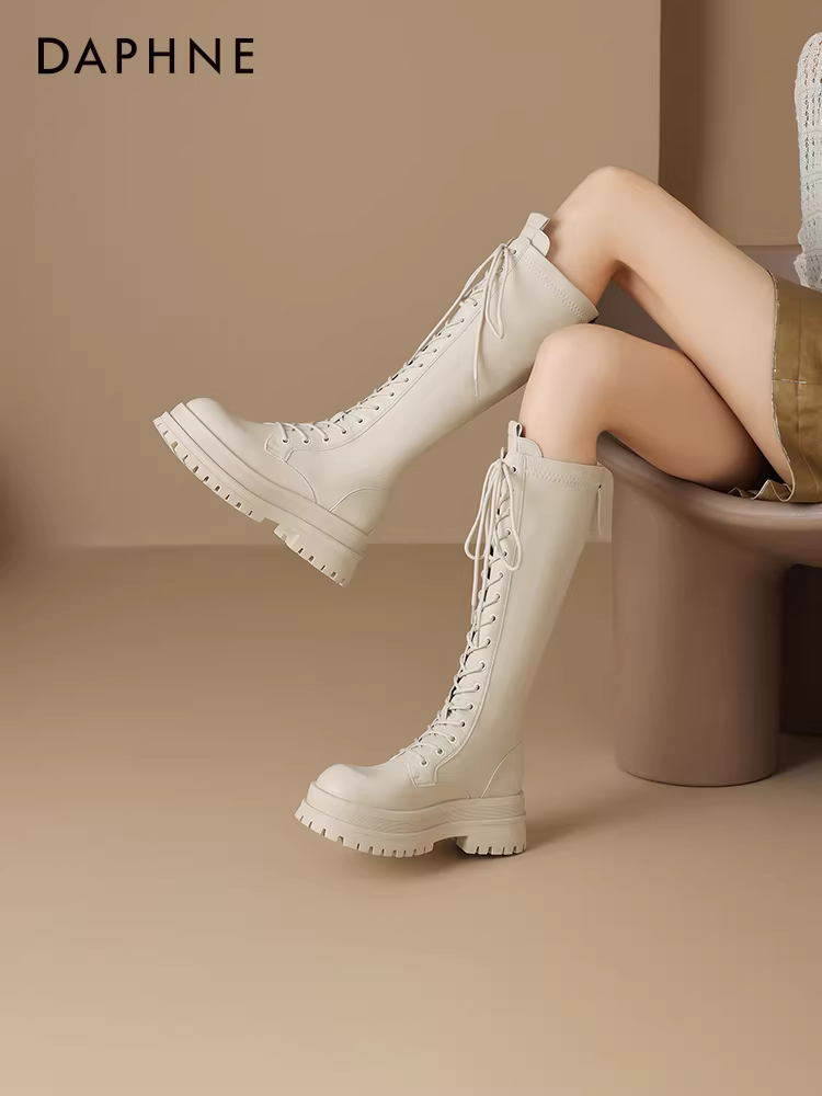 Giày bốt Martin đế dày Daphne dành cho nữ, bốt dài mùa đông, kiểu mới 2025, bốt cao cổ buộc dây màu trắng mùa thu đông.
