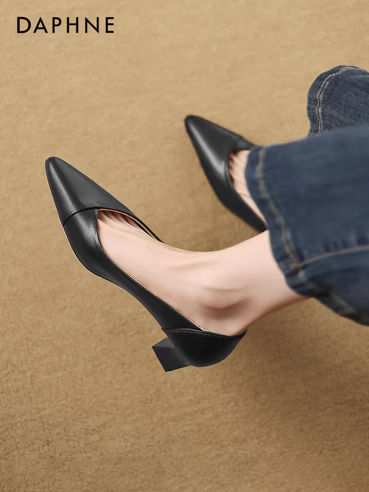 Giày cao gót Daphne dành cho nữ 2025, kiểu mới mùa hè, mũi nhọn, gót thô, miệng giày nông, giày đơn, chất liệu da mềm, thoải mái, thanh lịch.