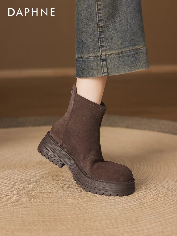 Giày bốt đế dày Daphne dành cho nữ mùa đông 2025 kiểu retro mới chất liệu da lộn kiểu Martin, ôm chân, mũi tròn, kiểu Birkenstock